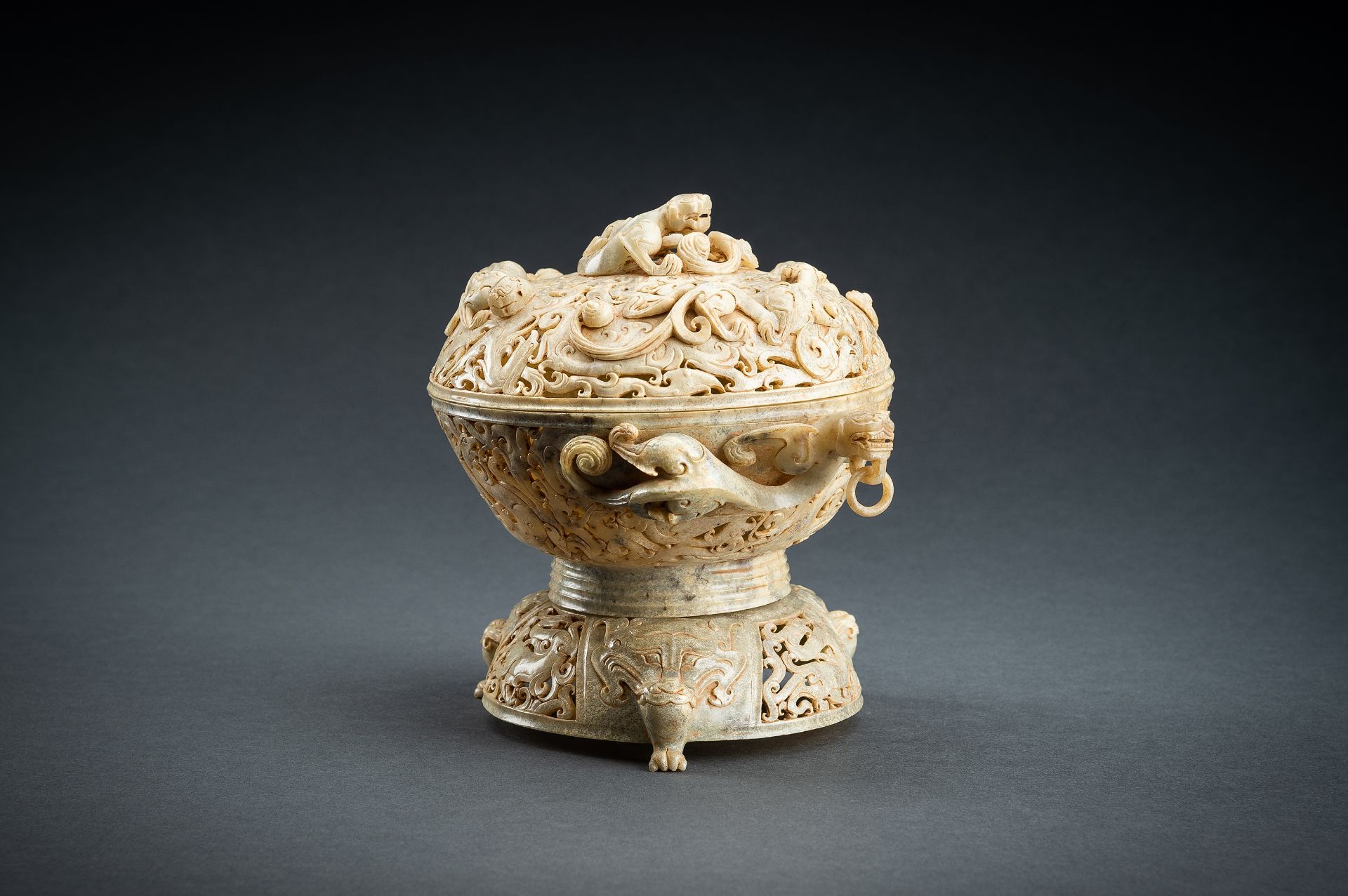A LARGE AND IMPRESSIVE 3-PART RETICULATED CELADON JADE VESSEL - Image 13 of 19
