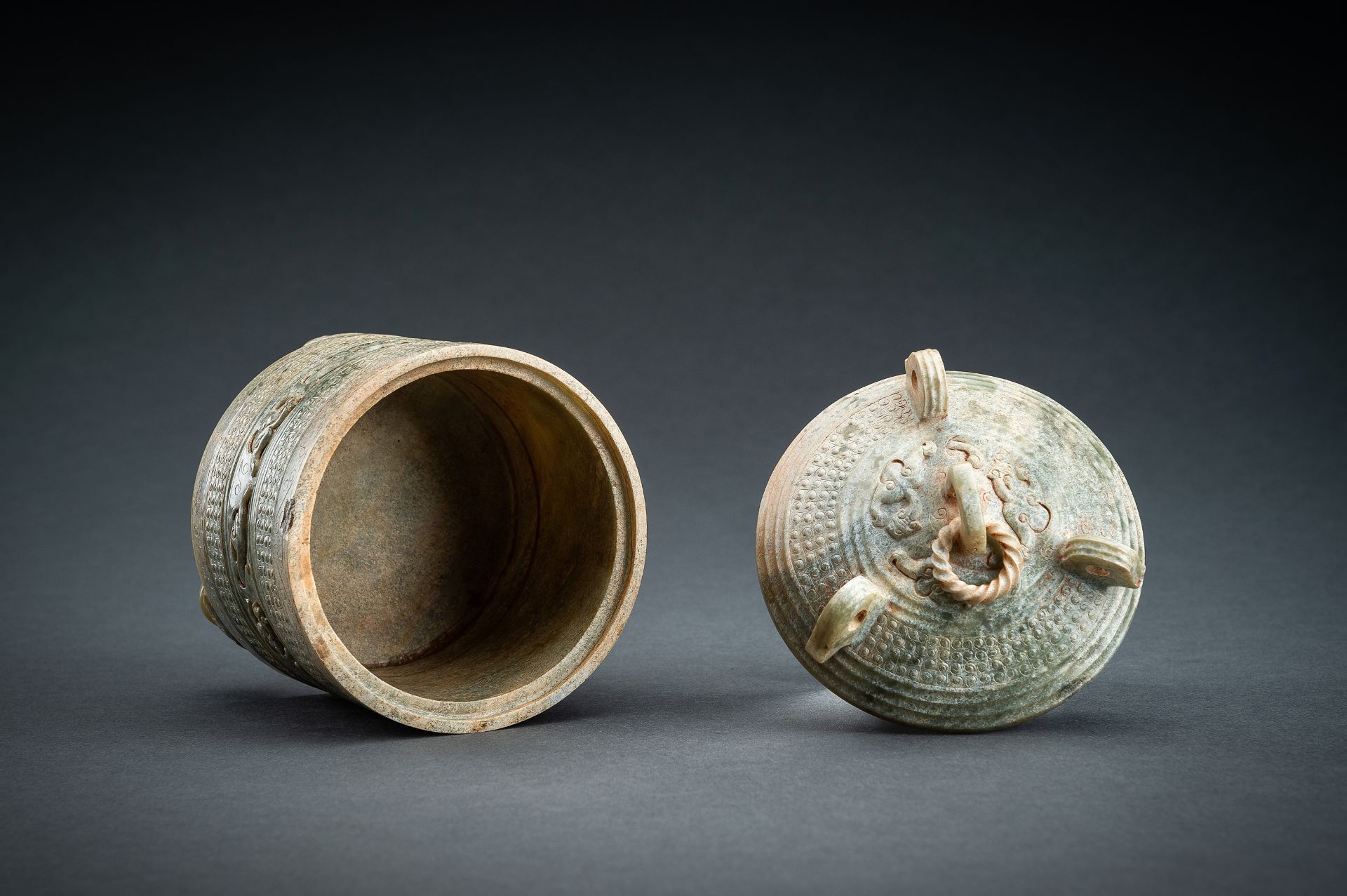 AN ARCHAISTIC GREEN JADE TRIPOD VESSEL - Image 15 of 16