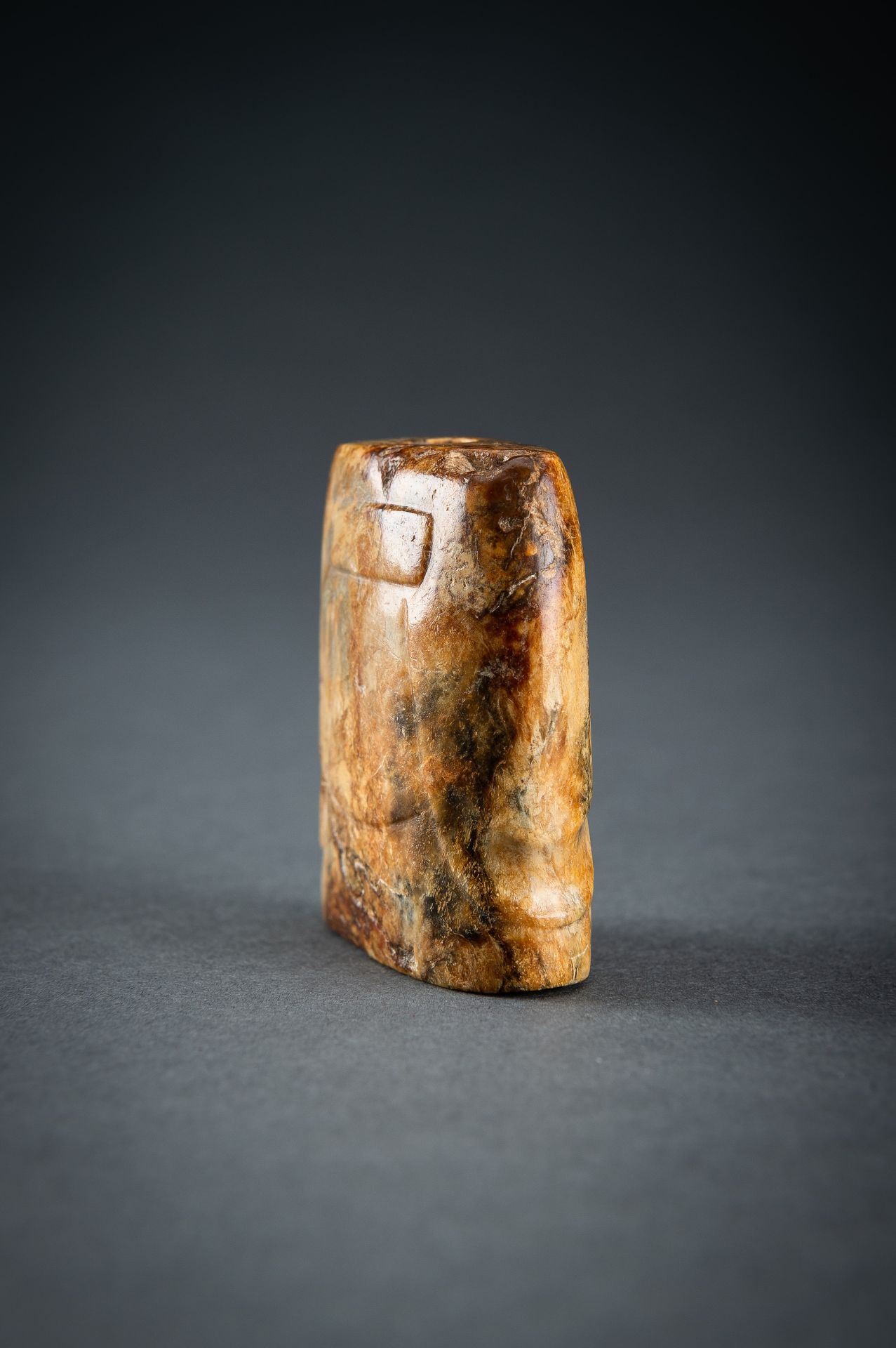 AN ARCHAISTIC JADE PENDANT, QING - Image 7 of 15