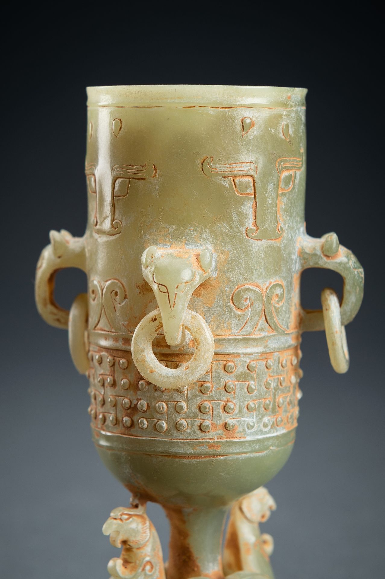 A SMALL ARCHAISTIC CELADON JADE VASE AND COVER - Image 4 of 18