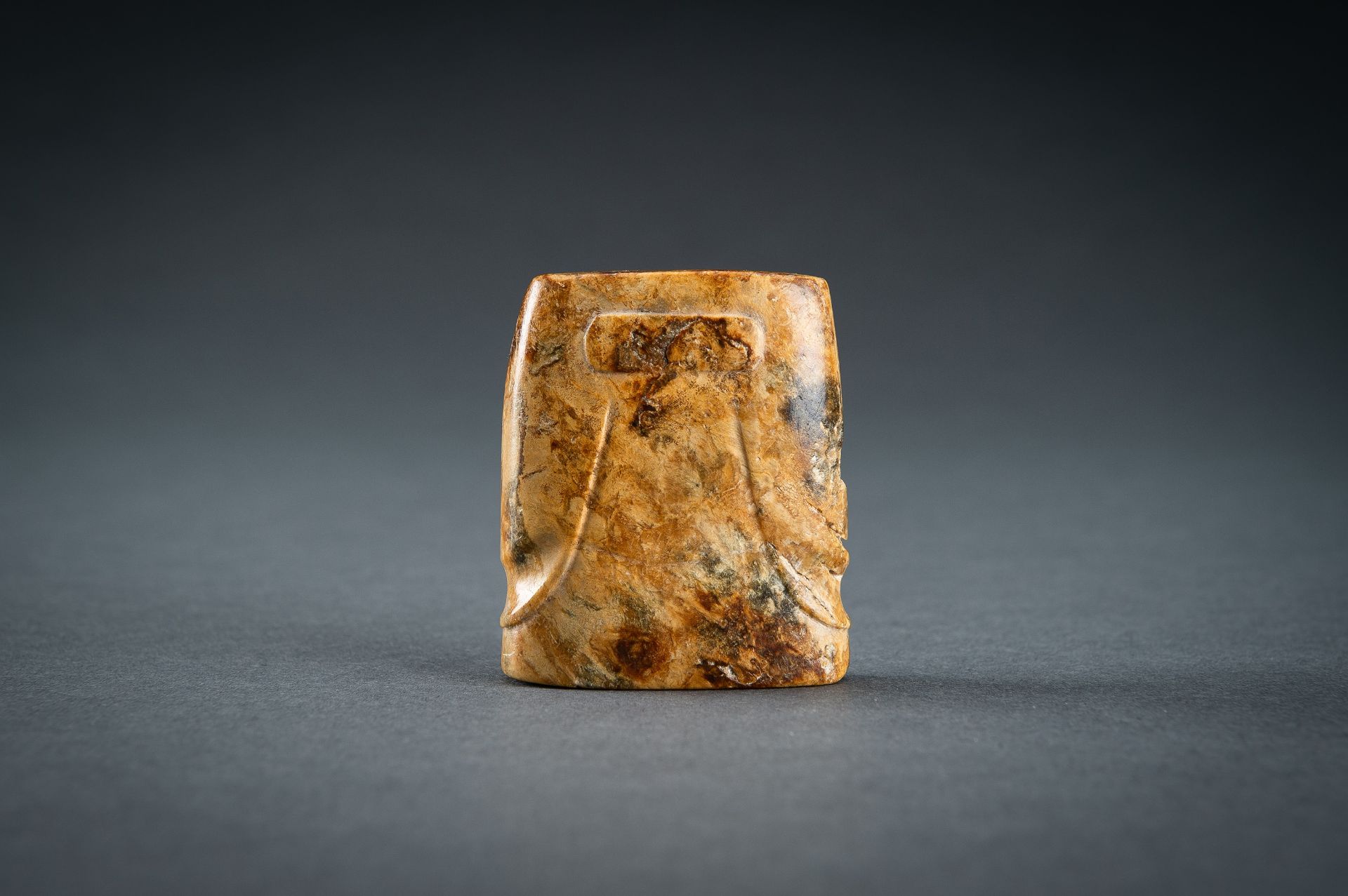 AN ARCHAISTIC JADE PENDANT, QING - Image 10 of 15