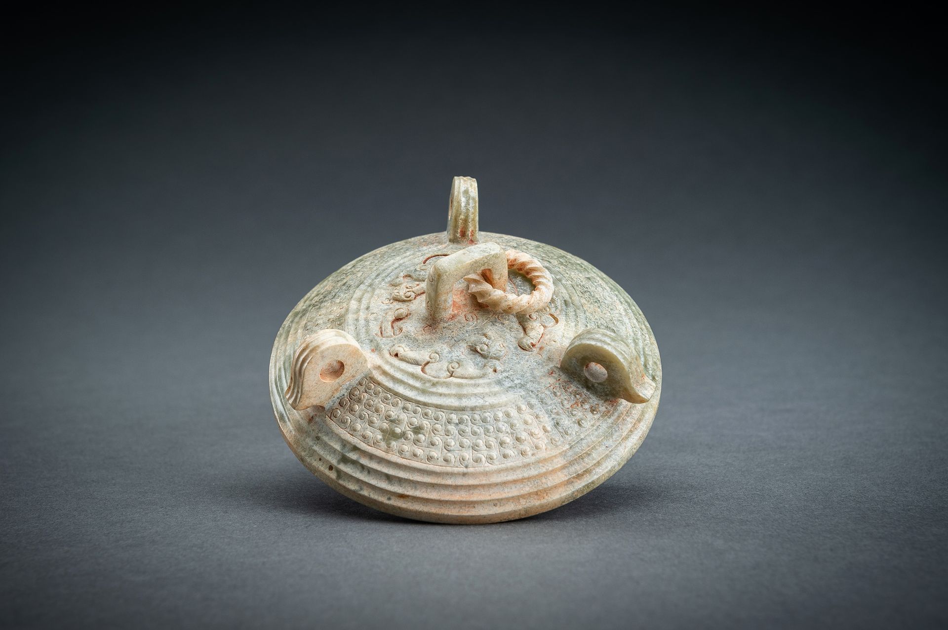 AN ARCHAISTIC GREEN JADE TRIPOD VESSEL - Image 12 of 16