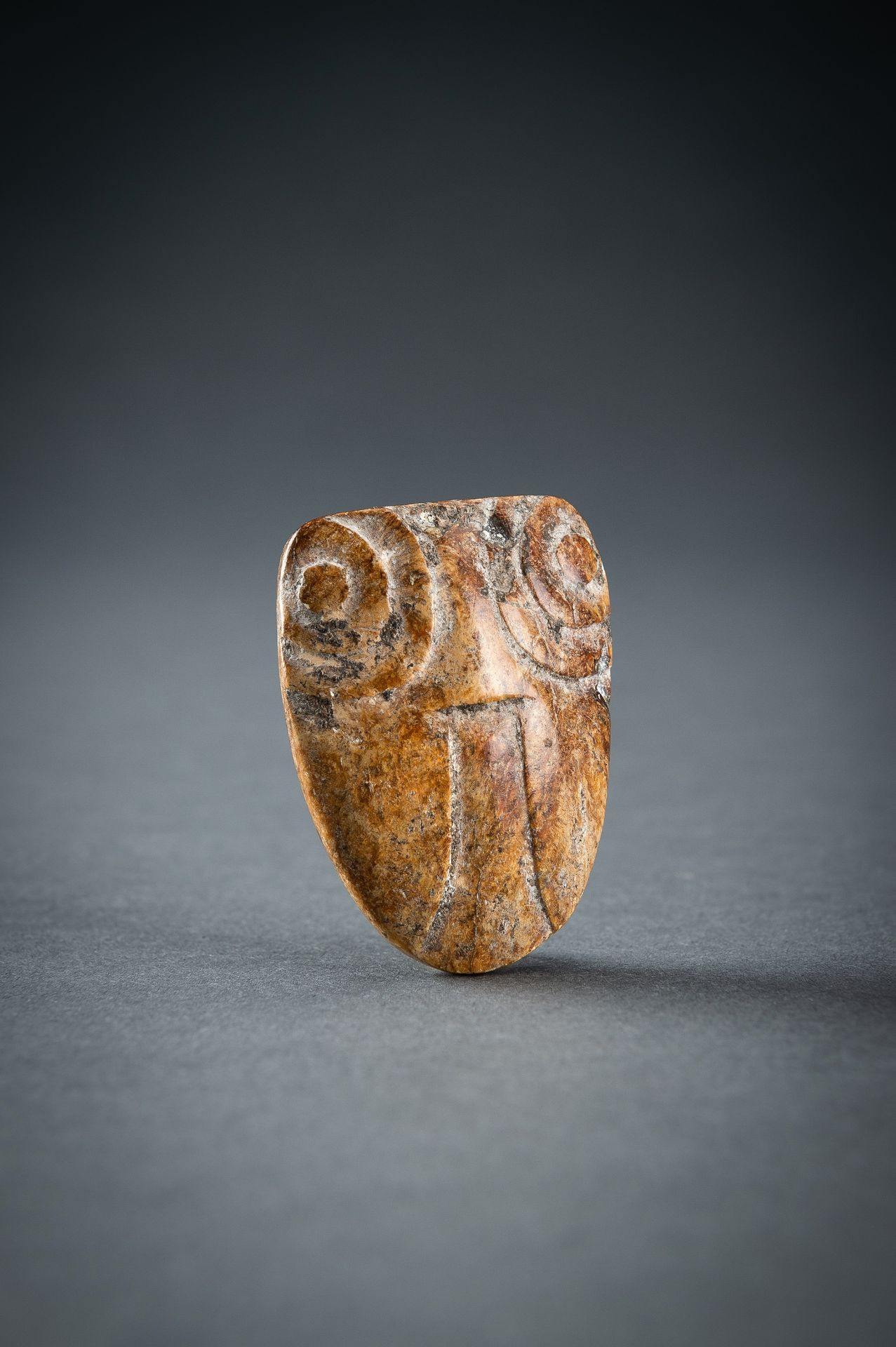 AN ARCHAISTIC AMBER JADE PENDANT OF A CICADA, QING DYNASTY OR EARLIER - Image 3 of 17