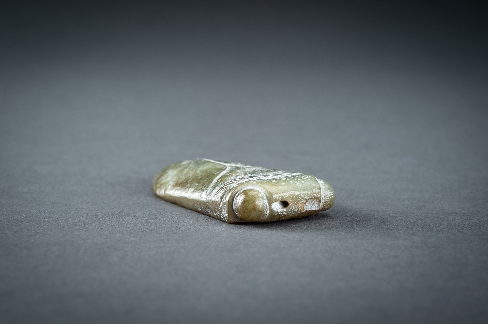 AN ARCHAISTIC GREEN JADE PENDANT OF A CICADA - Image 17 of 20