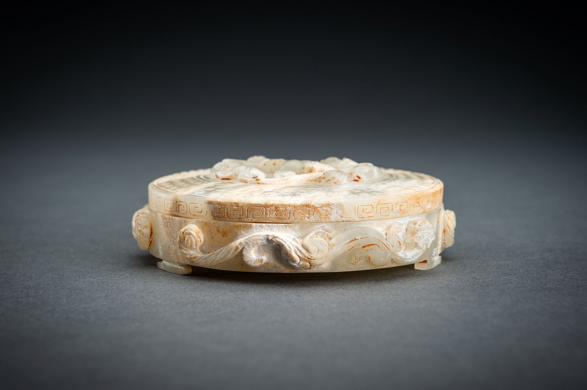 AN ARCHAISTIC PALE CELADON JADE 'CHILONG' BOX AND COVER - Image 3 of 16