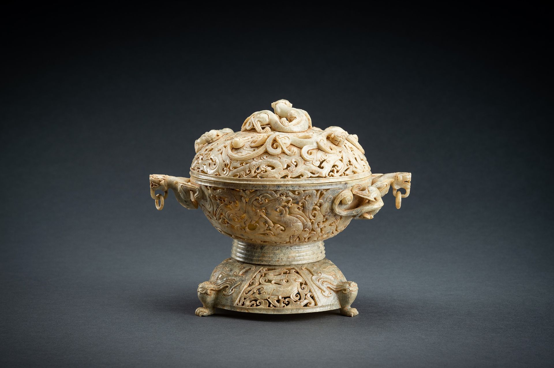 A LARGE AND IMPRESSIVE 3-PART RETICULATED CELADON JADE VESSEL - Image 10 of 19