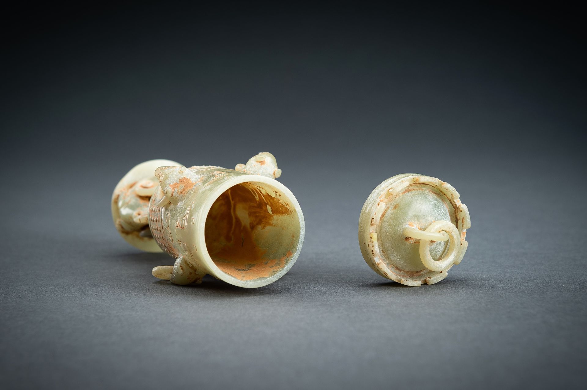 A SMALL ARCHAISTIC CELADON JADE VASE AND COVER - Image 17 of 18