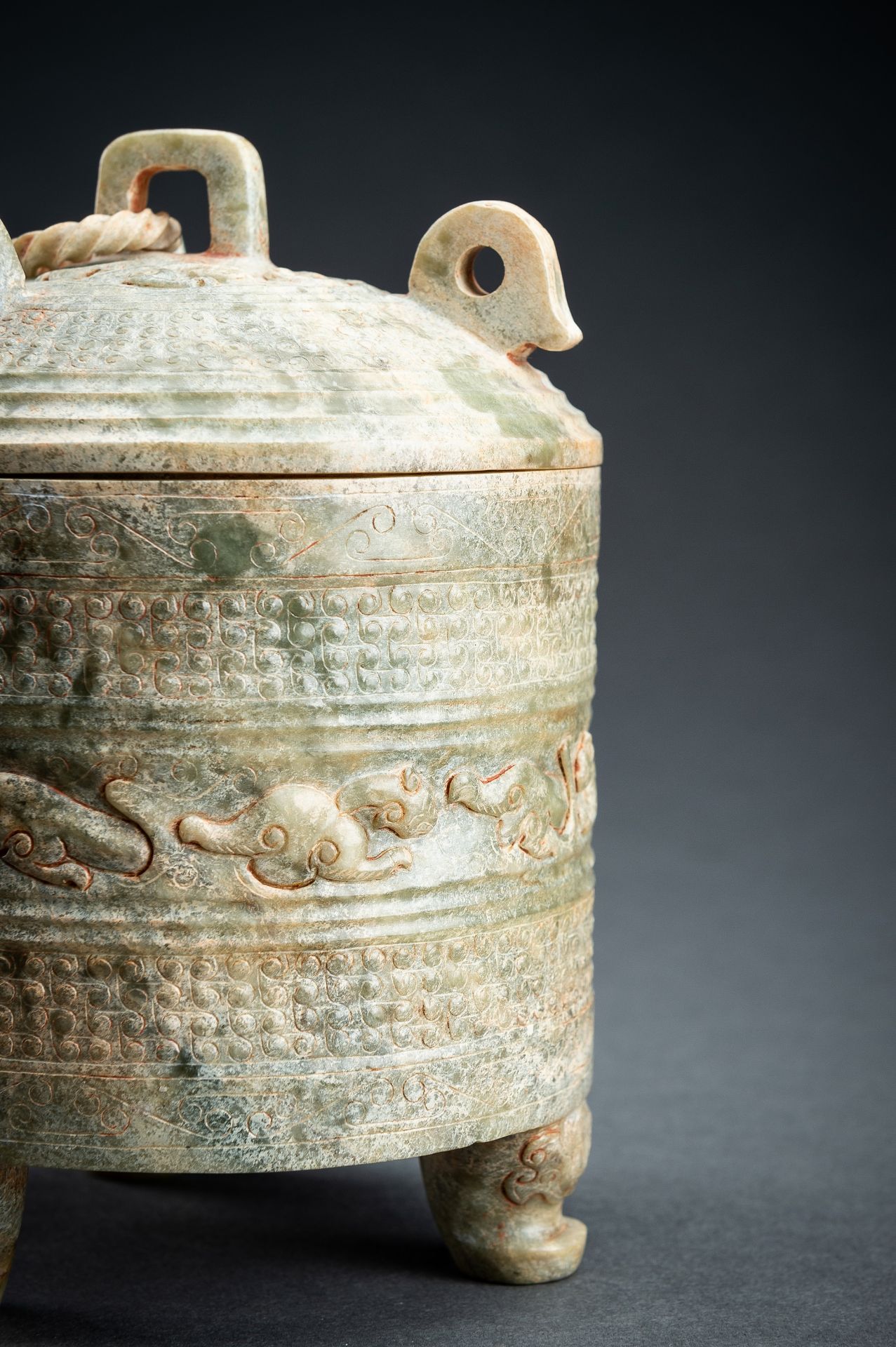 AN ARCHAISTIC GREEN JADE TRIPOD VESSEL - Image 6 of 16