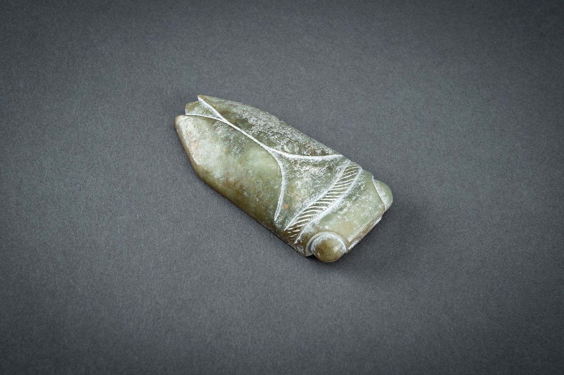 AN ARCHAISTIC GREEN JADE PENDANT OF A CICADA - Image 14 of 20