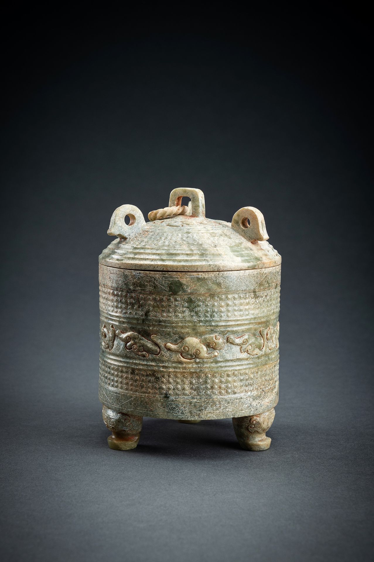 AN ARCHAISTIC GREEN JADE TRIPOD VESSEL - Image 3 of 16