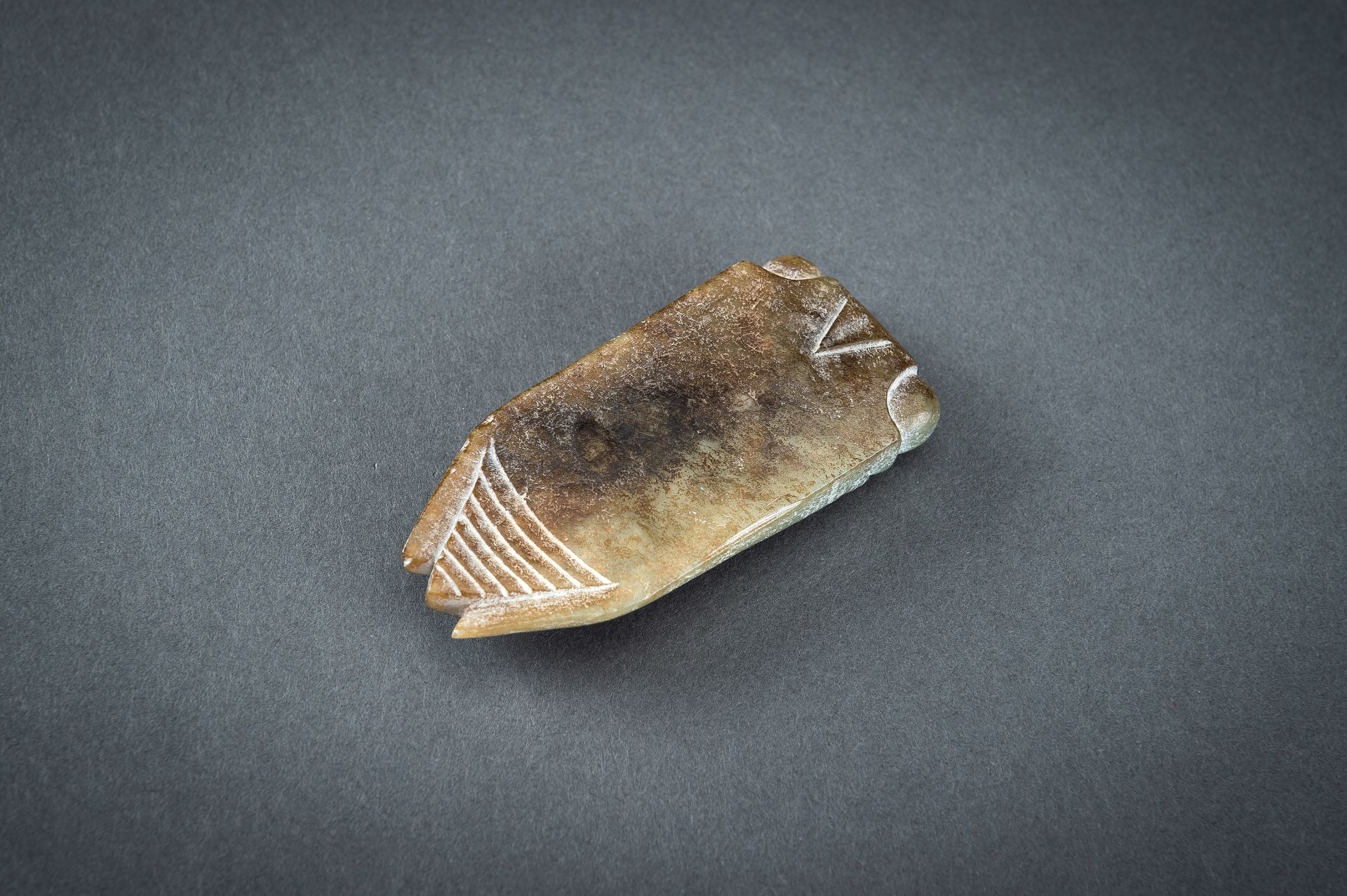 AN ARCHAISTIC GREEN JADE PENDANT OF A CICADA - Image 16 of 20