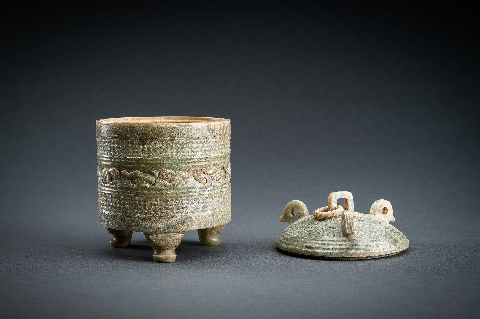 AN ARCHAISTIC GREEN JADE TRIPOD VESSEL - Image 13 of 16
