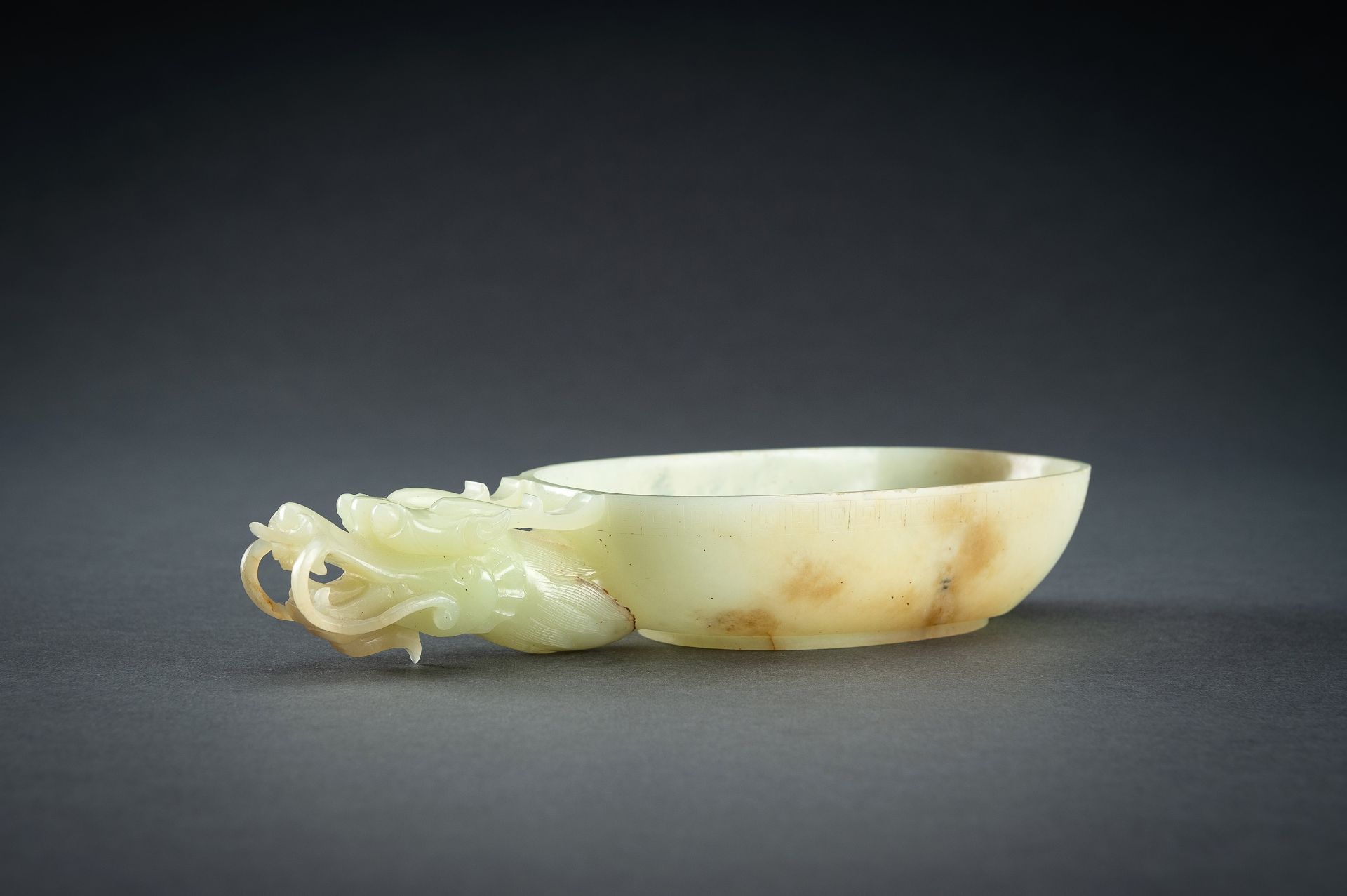 AN ARCHAISTIC YELLOW JADE 'DRAGON' WASHER - Image 6 of 20