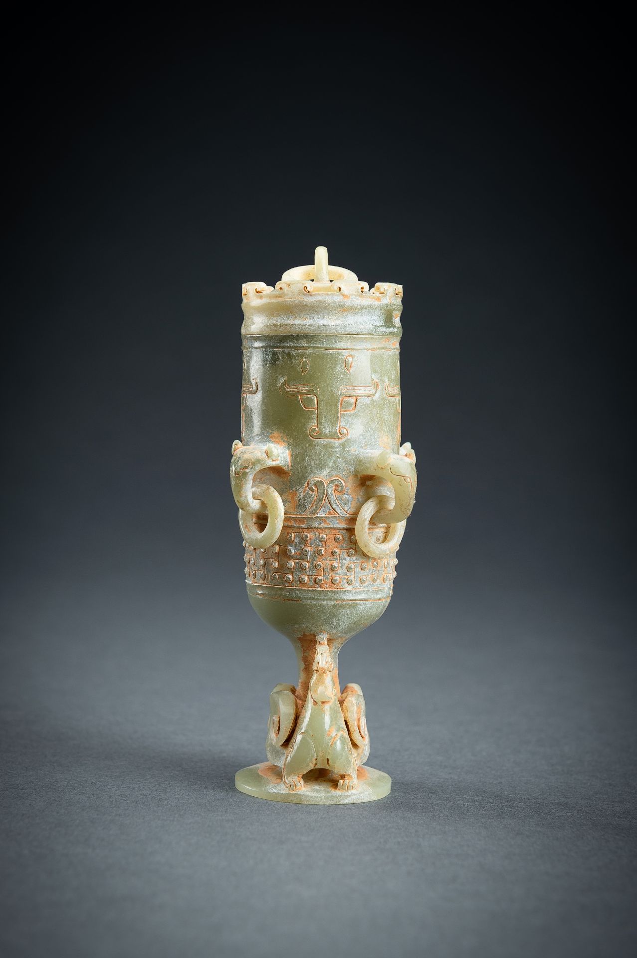 A SMALL ARCHAISTIC CELADON JADE VASE AND COVER - Image 11 of 18