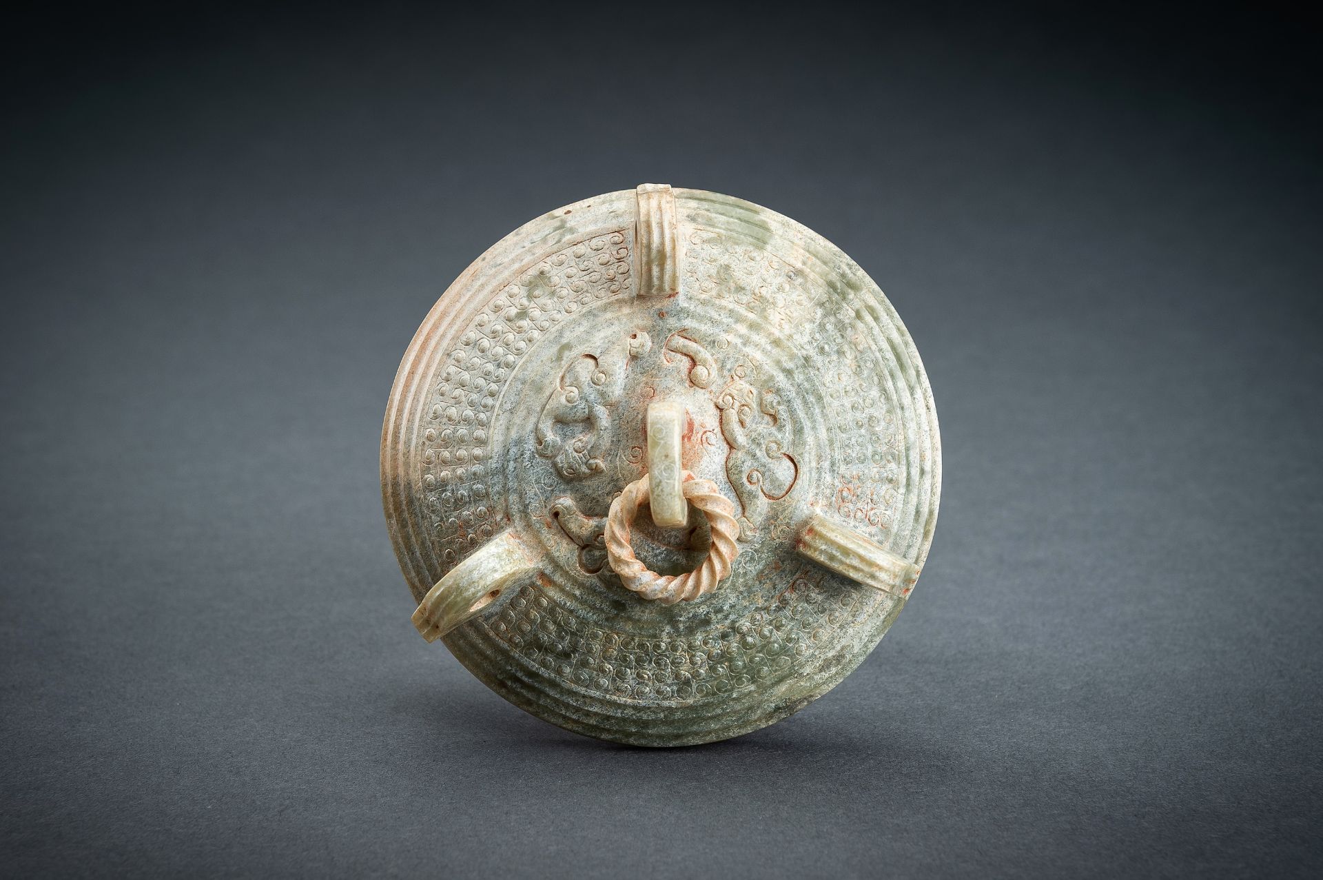 AN ARCHAISTIC GREEN JADE TRIPOD VESSEL - Image 11 of 16