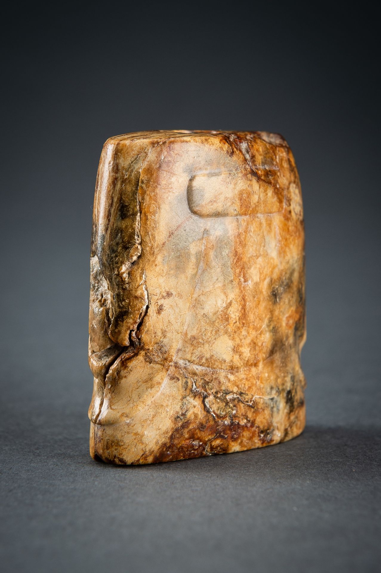 AN ARCHAISTIC JADE PENDANT, QING - Image 3 of 15