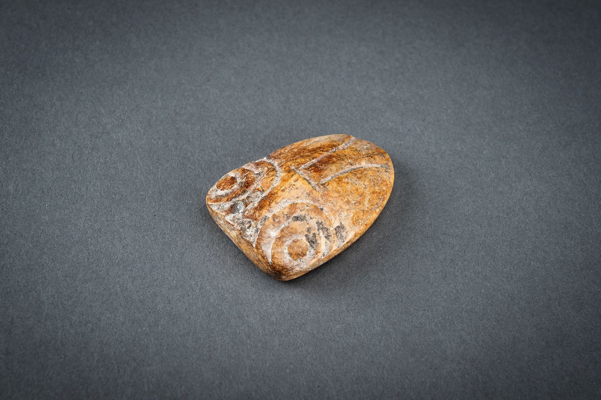 AN ARCHAISTIC AMBER JADE PENDANT OF A CICADA, QING DYNASTY OR EARLIER - Image 12 of 17