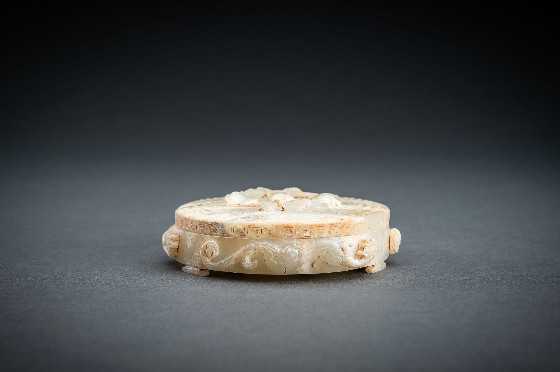 AN ARCHAISTIC PALE CELADON JADE 'CHILONG' BOX AND COVER - Image 6 of 16