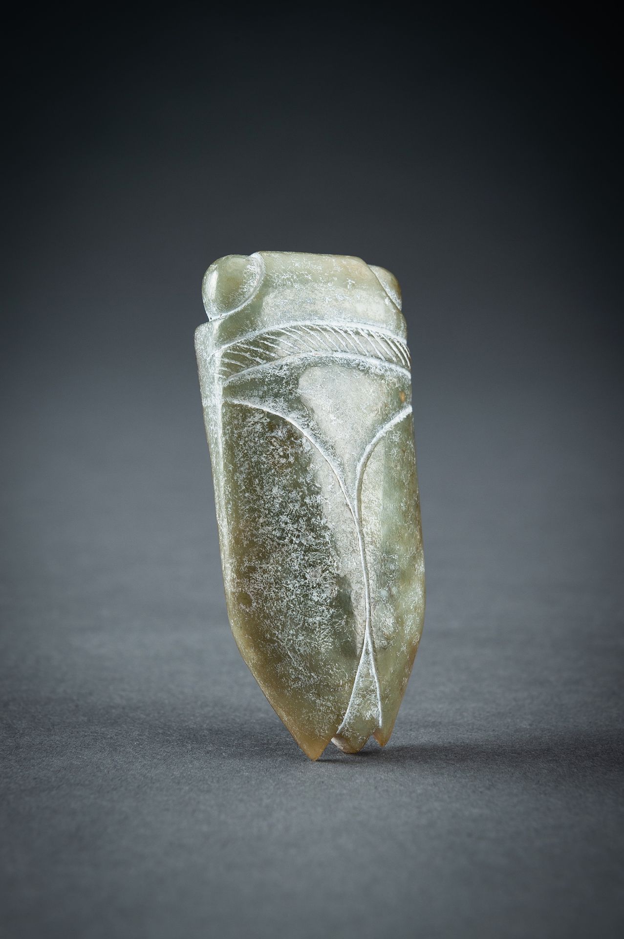 AN ARCHAISTIC GREEN JADE PENDANT OF A CICADA - Image 7 of 20