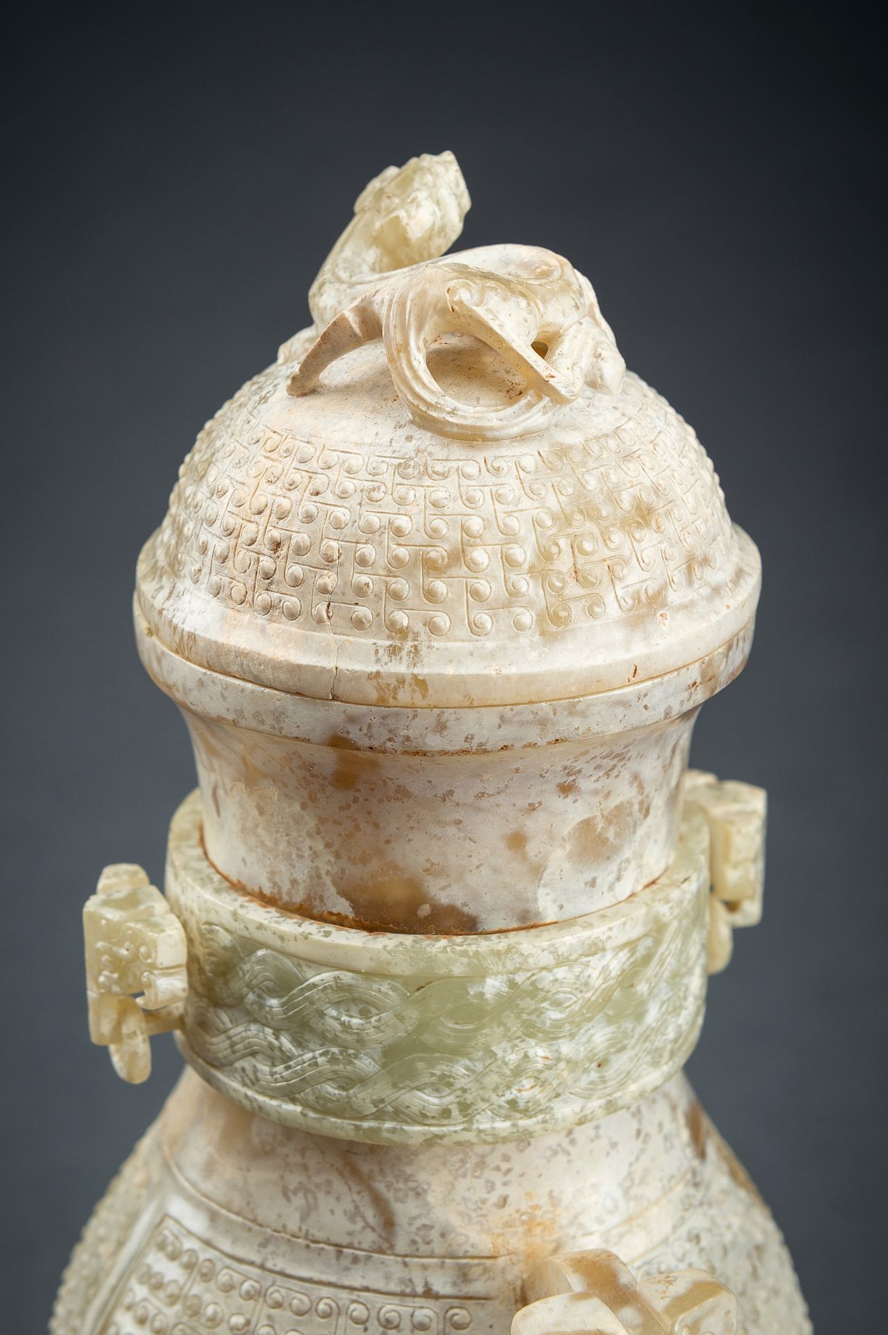 A 3-PART CELADON JADE VESSEL WITH COVER AND STAND - Image 7 of 17