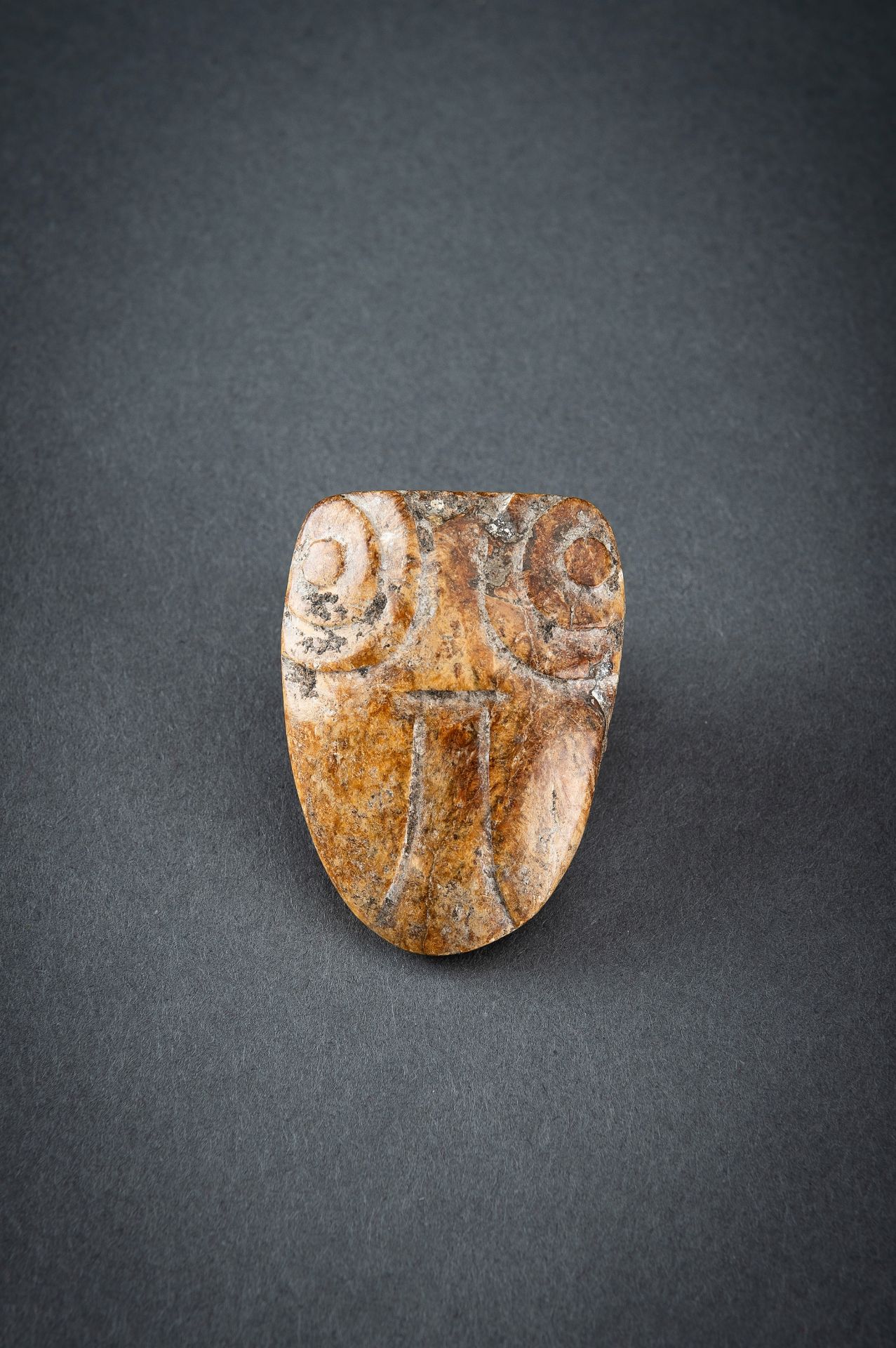 AN ARCHAISTIC AMBER JADE PENDANT OF A CICADA, QING DYNASTY OR EARLIER - Image 16 of 17