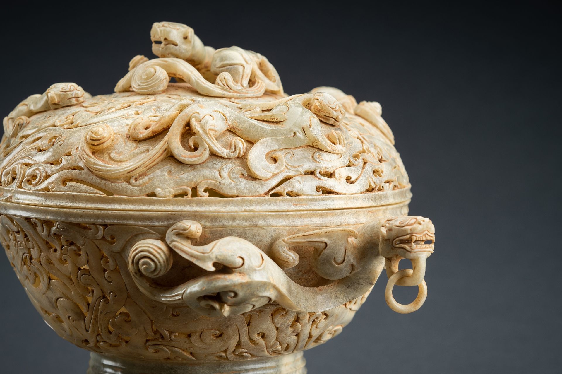 A LARGE AND IMPRESSIVE 3-PART RETICULATED CELADON JADE VESSEL - Image 6 of 19