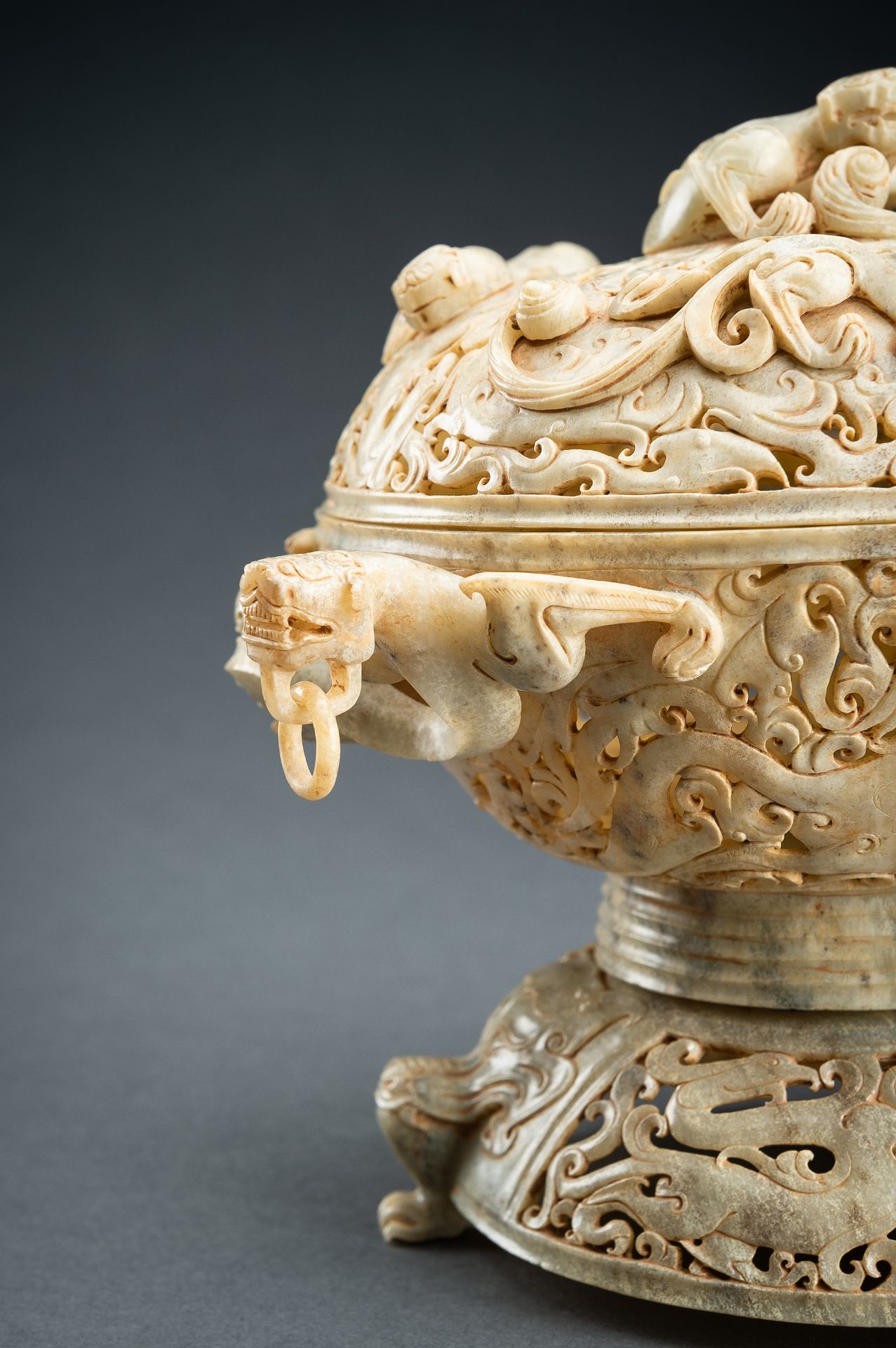 A LARGE AND IMPRESSIVE 3-PART RETICULATED CELADON JADE VESSEL - Image 7 of 19