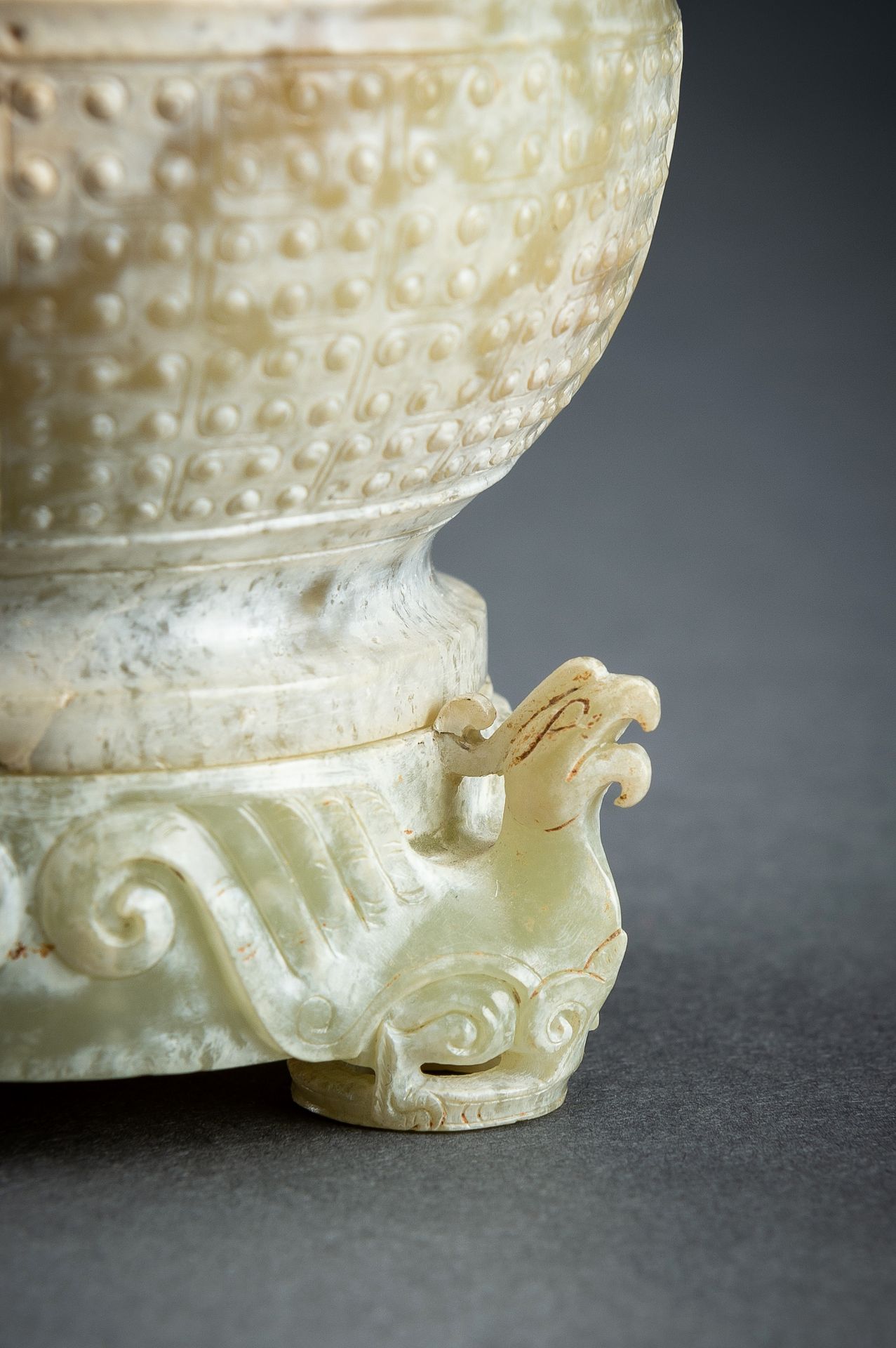 A 3-PART CELADON JADE VESSEL WITH COVER AND STAND - Image 6 of 17