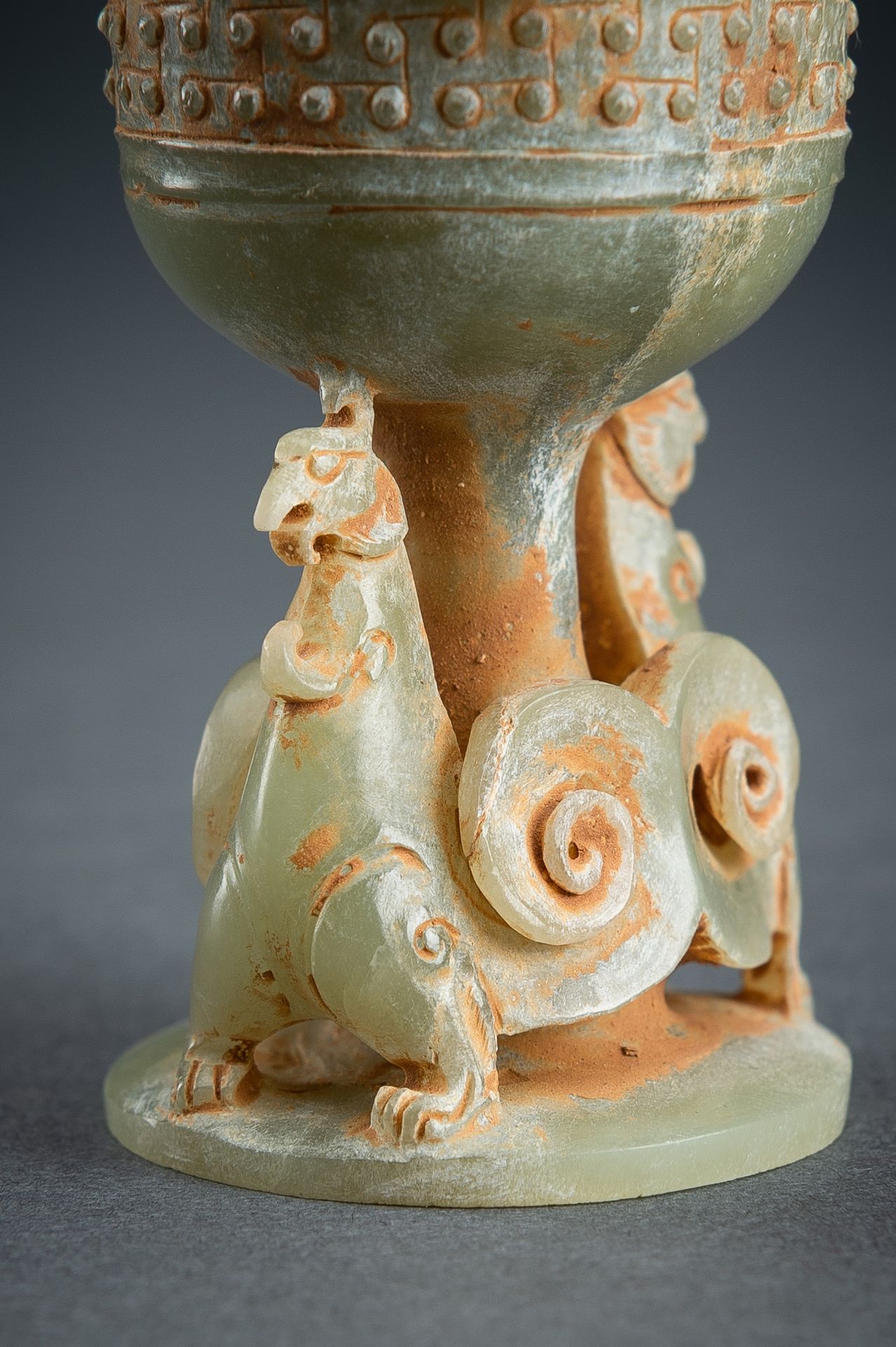 A SMALL ARCHAISTIC CELADON JADE VASE AND COVER - Image 7 of 18
