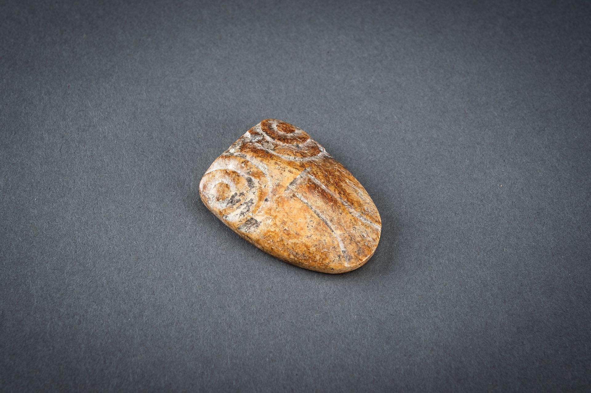 AN ARCHAISTIC AMBER JADE PENDANT OF A CICADA, QING DYNASTY OR EARLIER - Image 11 of 17