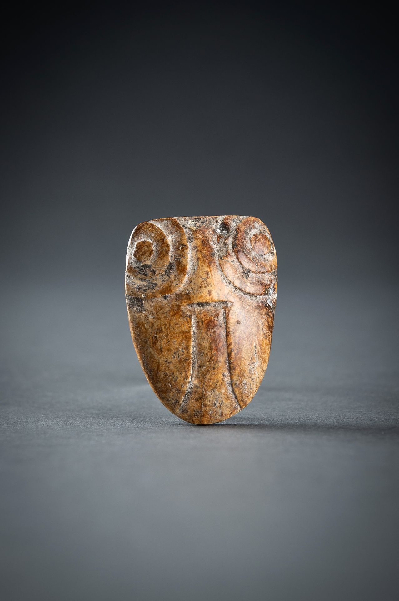 AN ARCHAISTIC AMBER JADE PENDANT OF A CICADA, QING DYNASTY OR EARLIER - Image 4 of 17