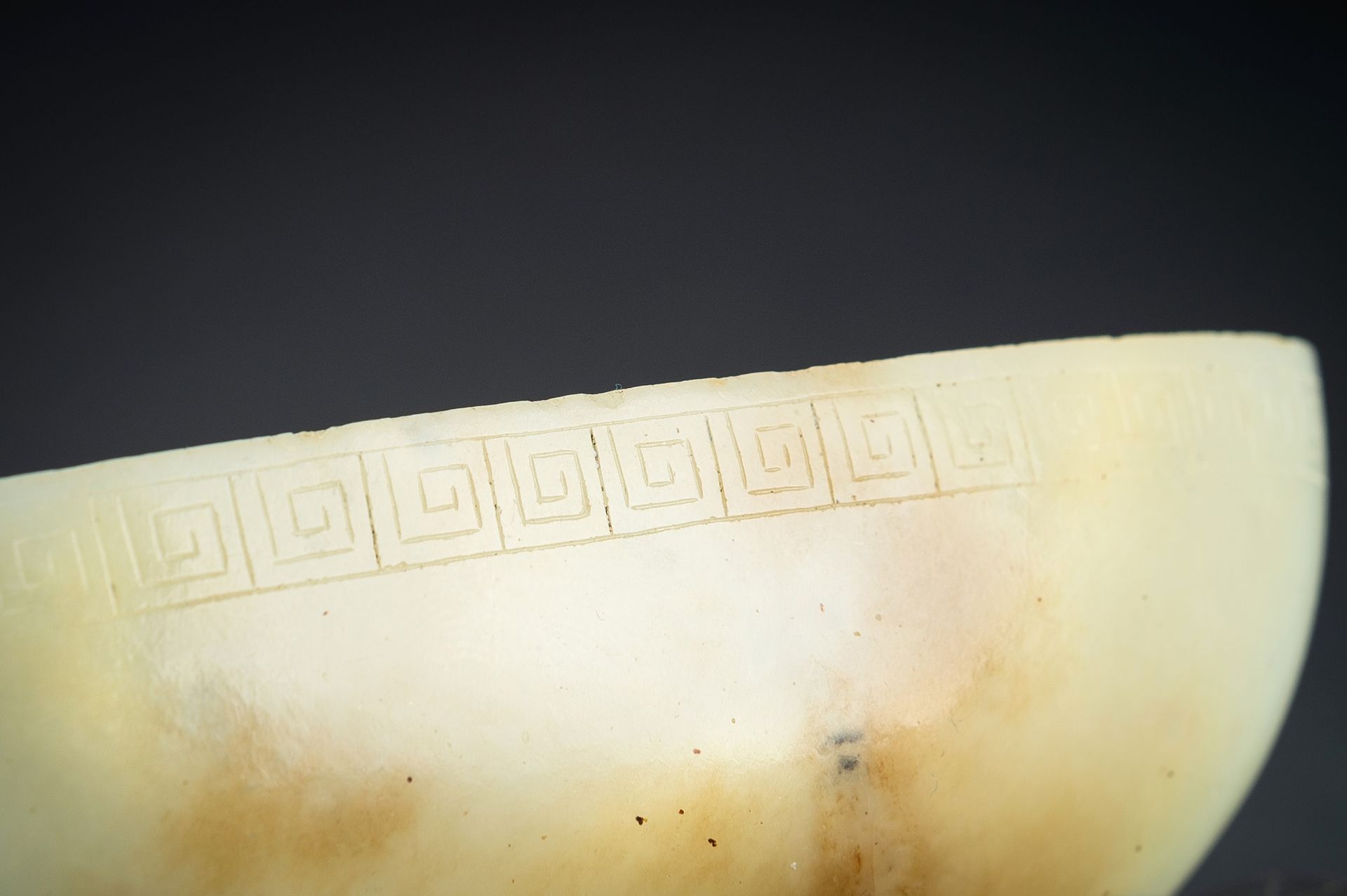 AN ARCHAISTIC YELLOW JADE 'DRAGON' WASHER - Image 11 of 20