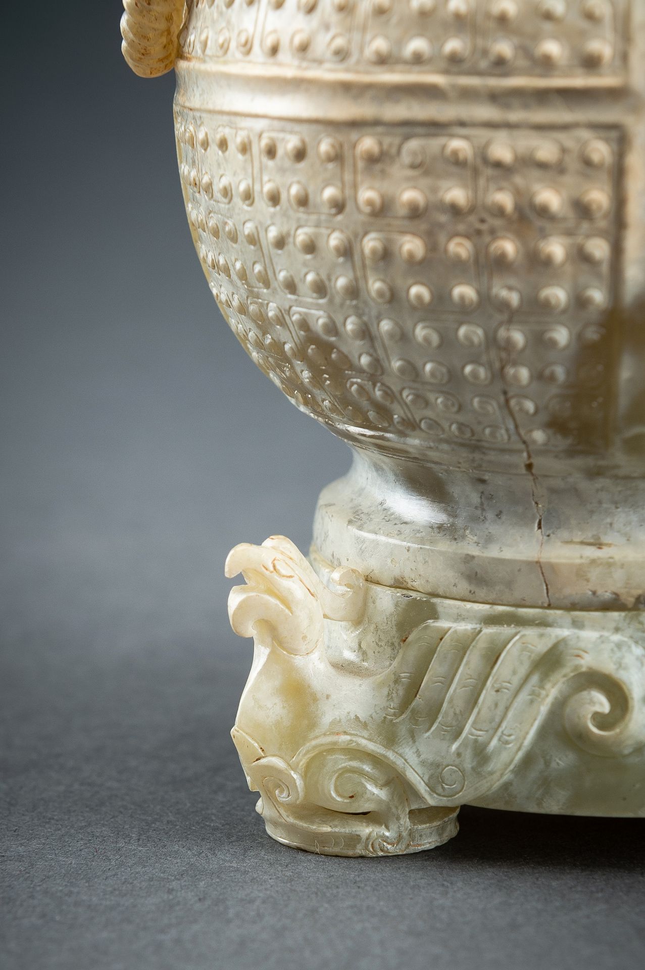 A 3-PART CELADON JADE VESSEL WITH COVER AND STAND - Image 5 of 17