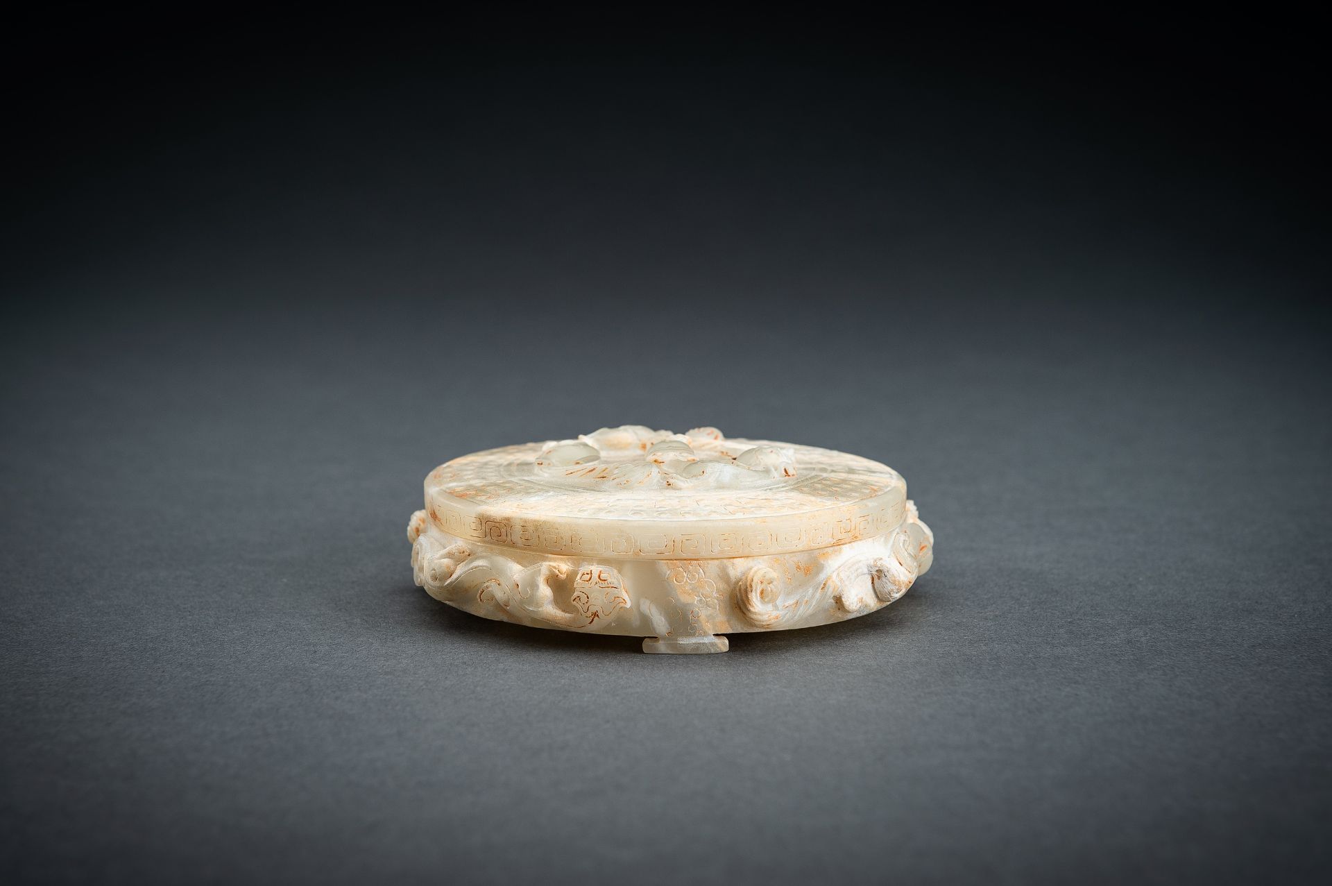 AN ARCHAISTIC PALE CELADON JADE 'CHILONG' BOX AND COVER - Image 13 of 16