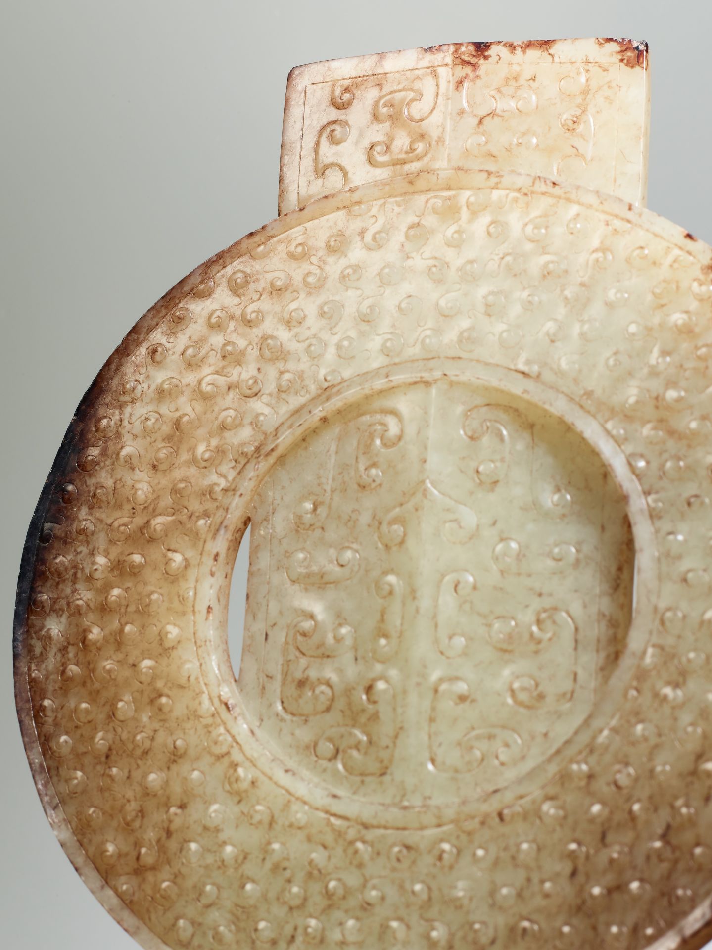AN ARCHAISTIC PALE YELLOW AND RUSSET JADE DISC AND BLADE, GUIBI, QING - Image 7 of 9