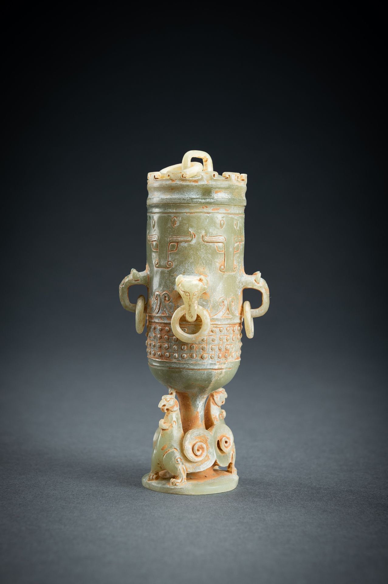 A SMALL ARCHAISTIC CELADON JADE VASE AND COVER - Image 9 of 18