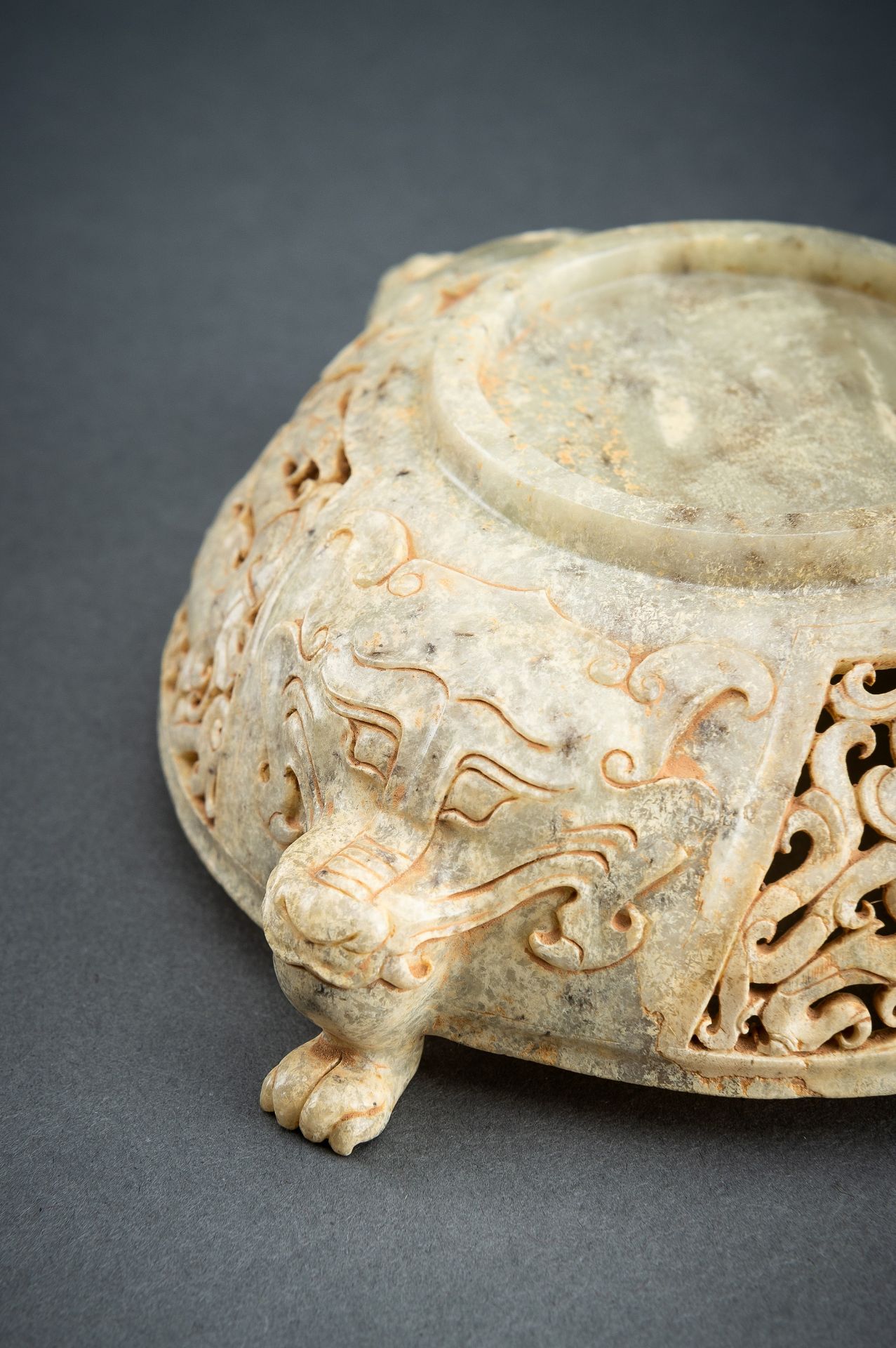 A LARGE AND IMPRESSIVE 3-PART RETICULATED CELADON JADE VESSEL - Image 8 of 19