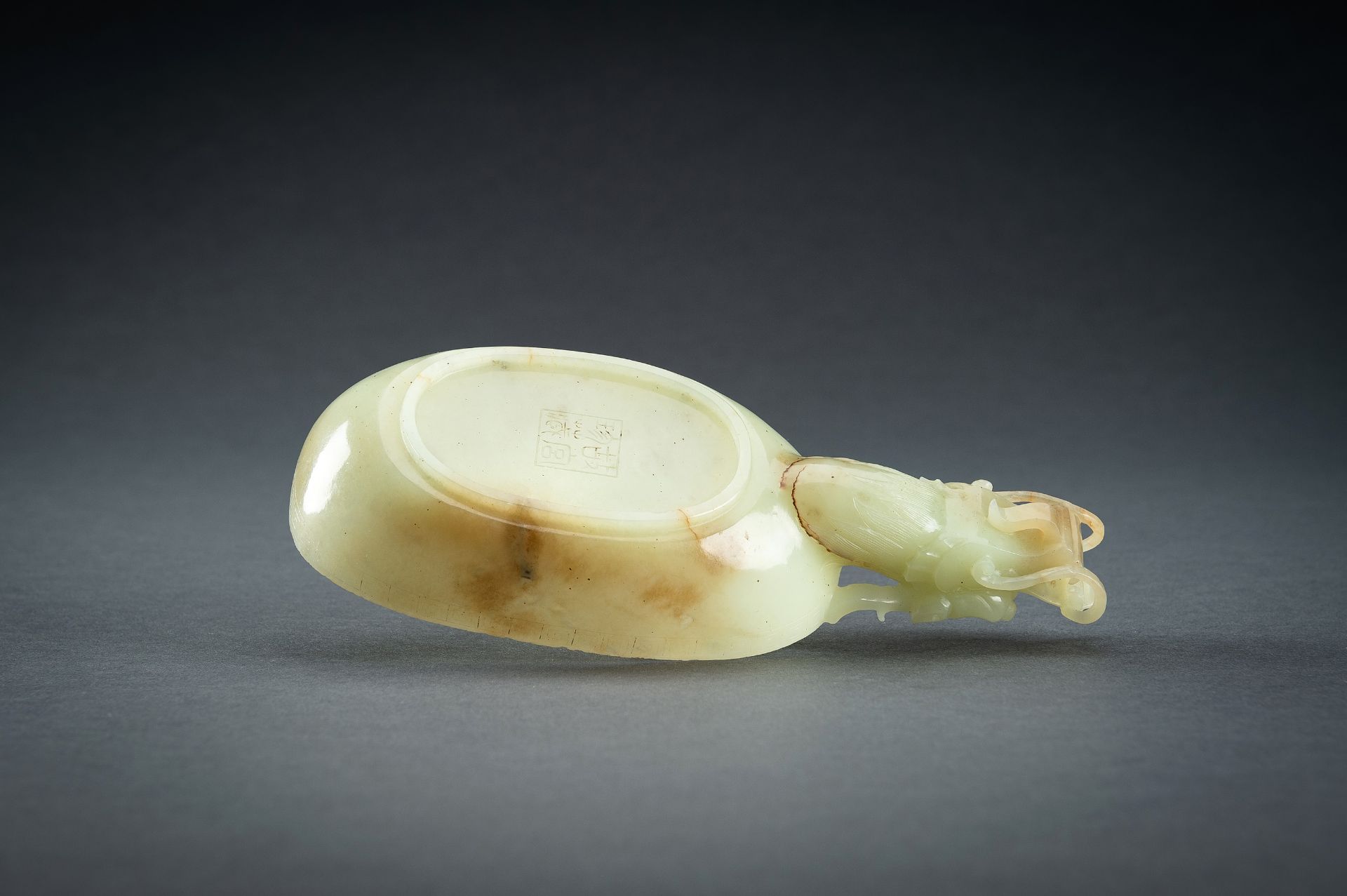 AN ARCHAISTIC YELLOW JADE 'DRAGON' WASHER - Image 17 of 20