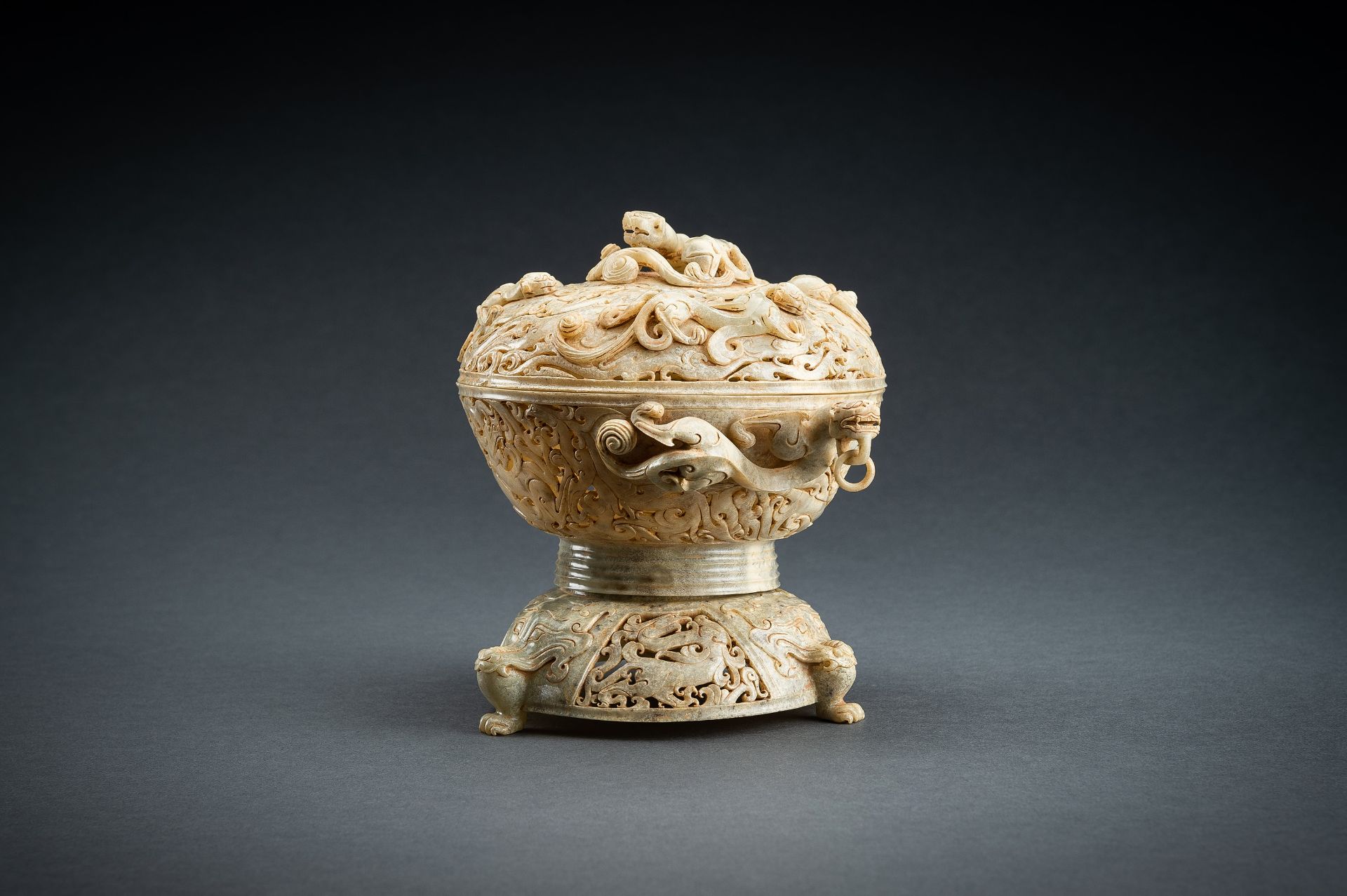 A LARGE AND IMPRESSIVE 3-PART RETICULATED CELADON JADE VESSEL - Image 14 of 19