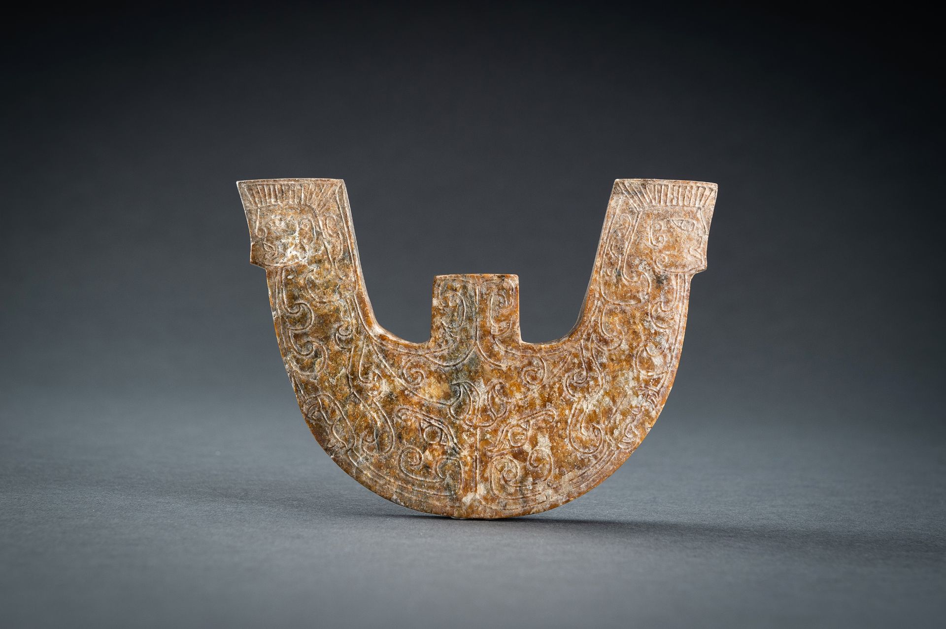 AN ARCHAISTIC THREE-PRONGED JADE ORNAMENT, QING - Image 13 of 16