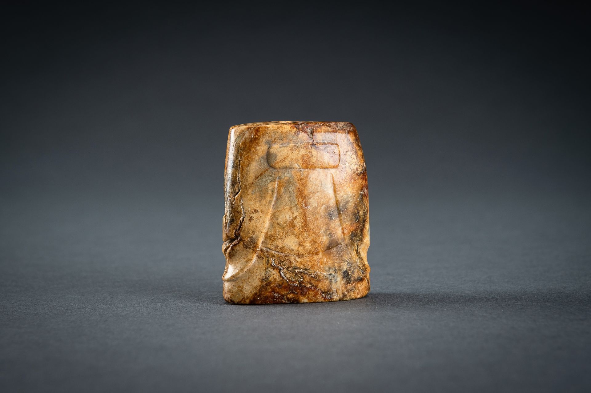 AN ARCHAISTIC JADE PENDANT, QING - Image 4 of 15