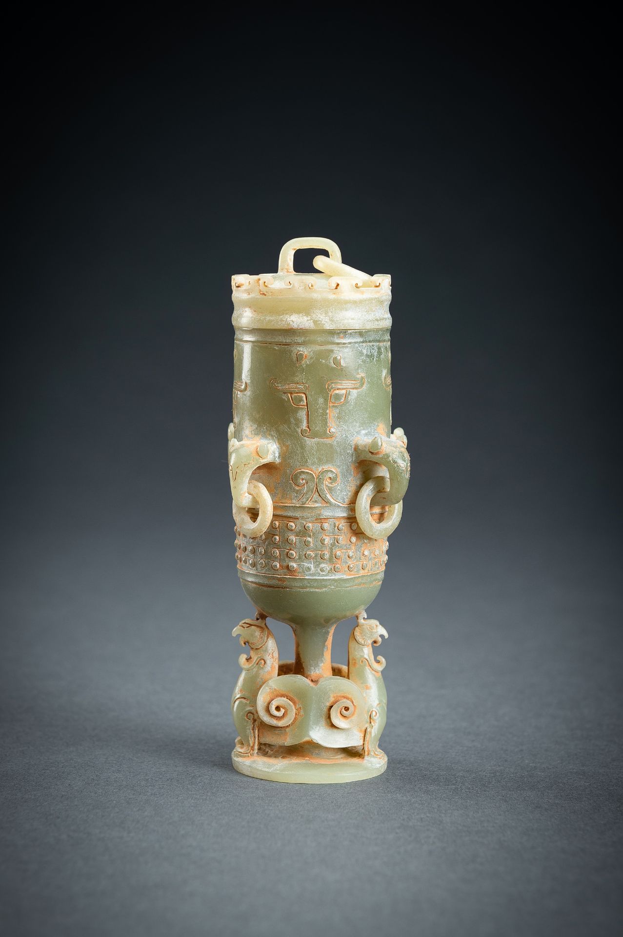 A SMALL ARCHAISTIC CELADON JADE VASE AND COVER - Image 13 of 18