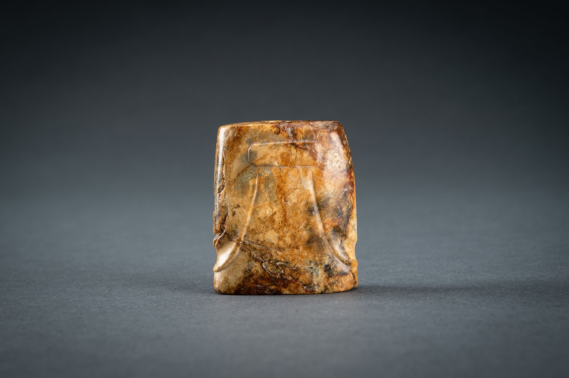 AN ARCHAISTIC JADE PENDANT, QING - Image 11 of 15