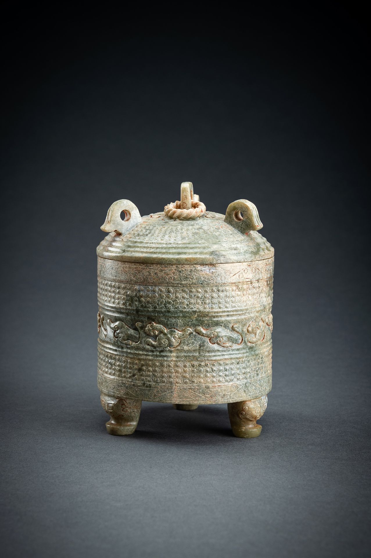 AN ARCHAISTIC GREEN JADE TRIPOD VESSEL - Image 2 of 16