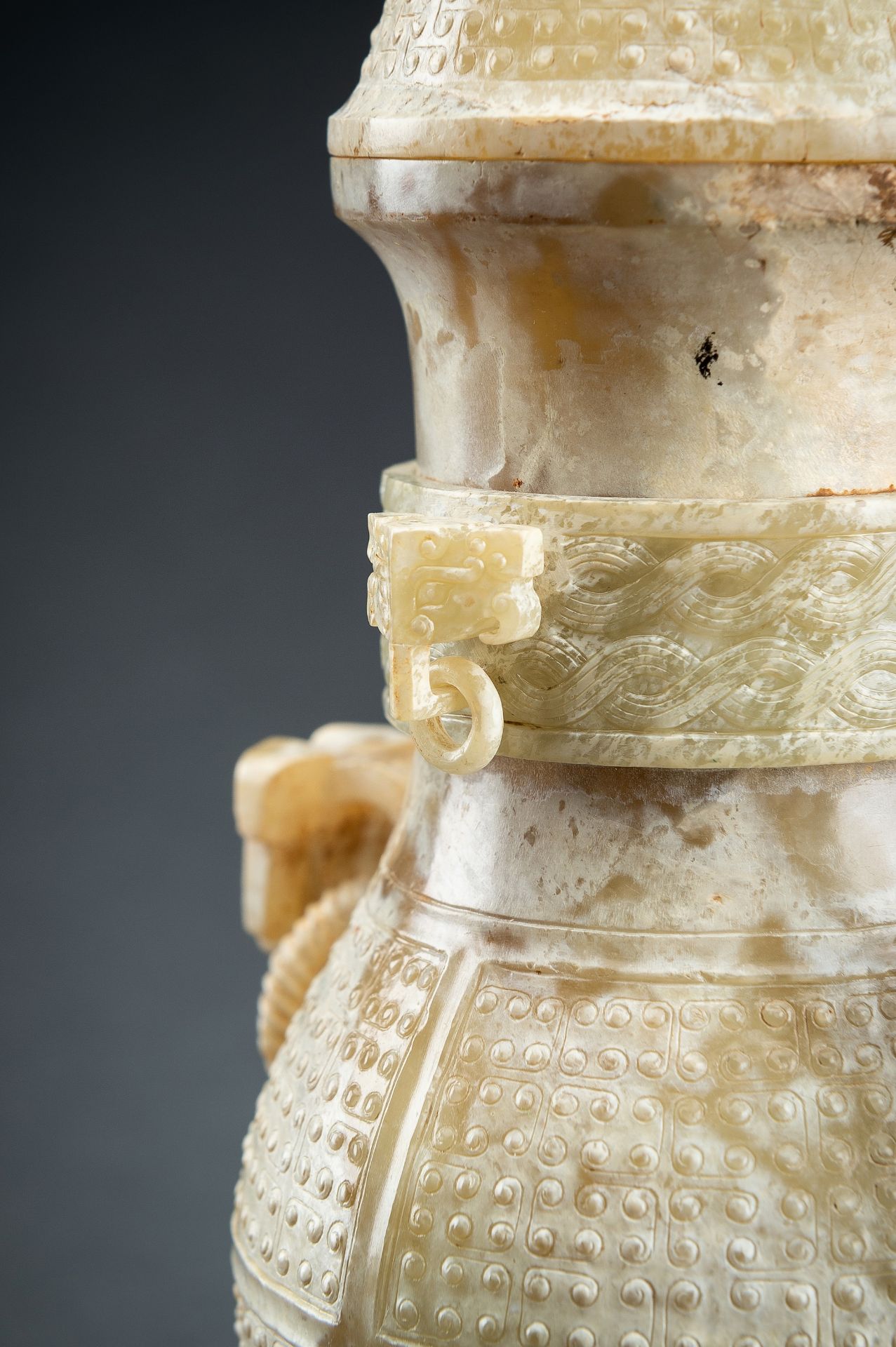 A 3-PART CELADON JADE VESSEL WITH COVER AND STAND - Image 9 of 17