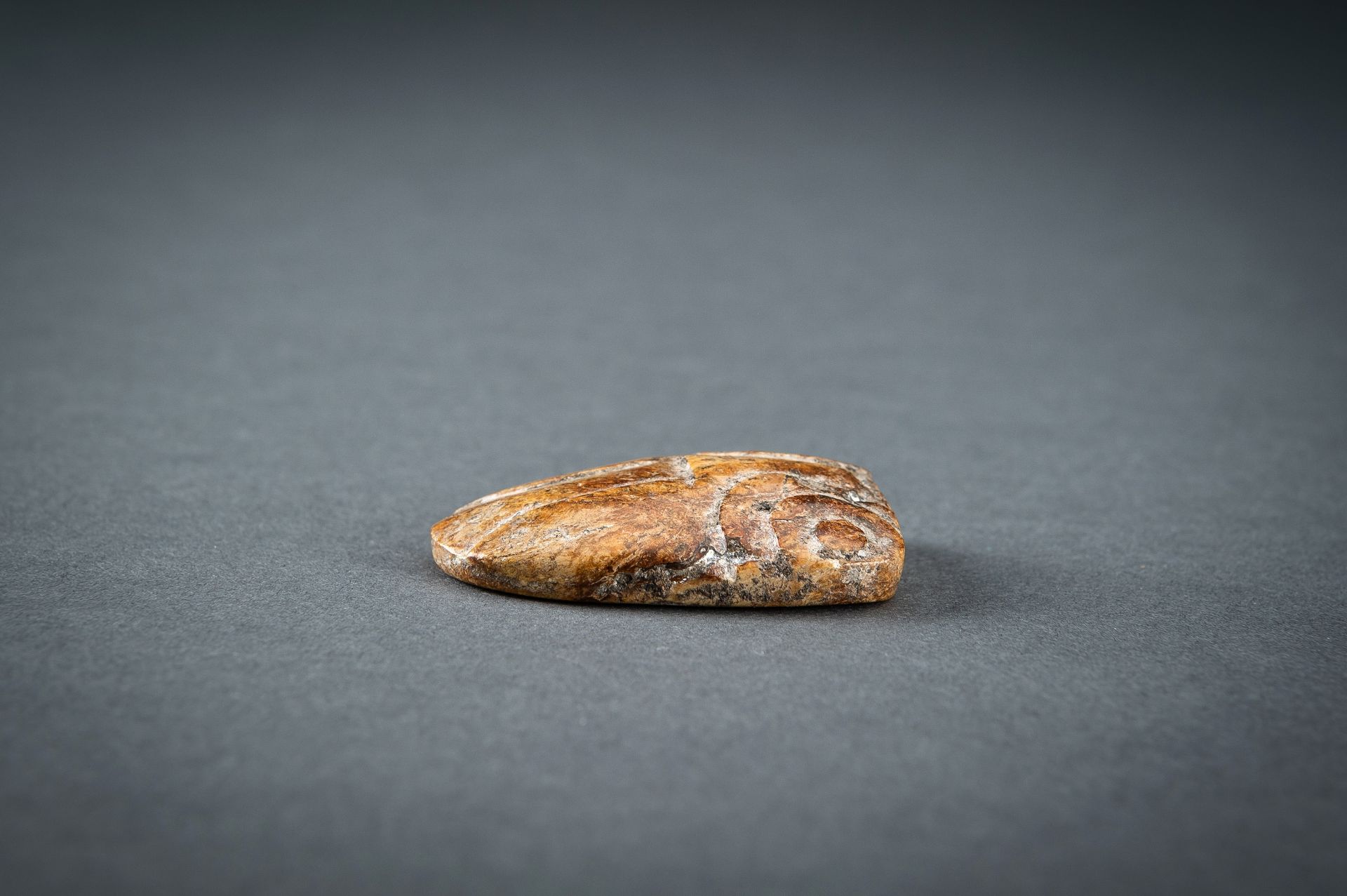 AN ARCHAISTIC AMBER JADE PENDANT OF A CICADA, QING DYNASTY OR EARLIER - Image 10 of 17