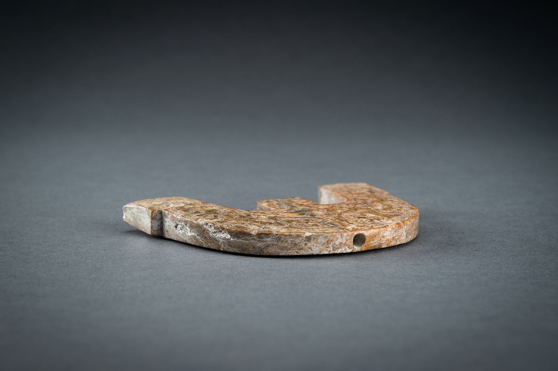 AN ARCHAISTIC THREE-PRONGED JADE ORNAMENT, QING - Image 8 of 16