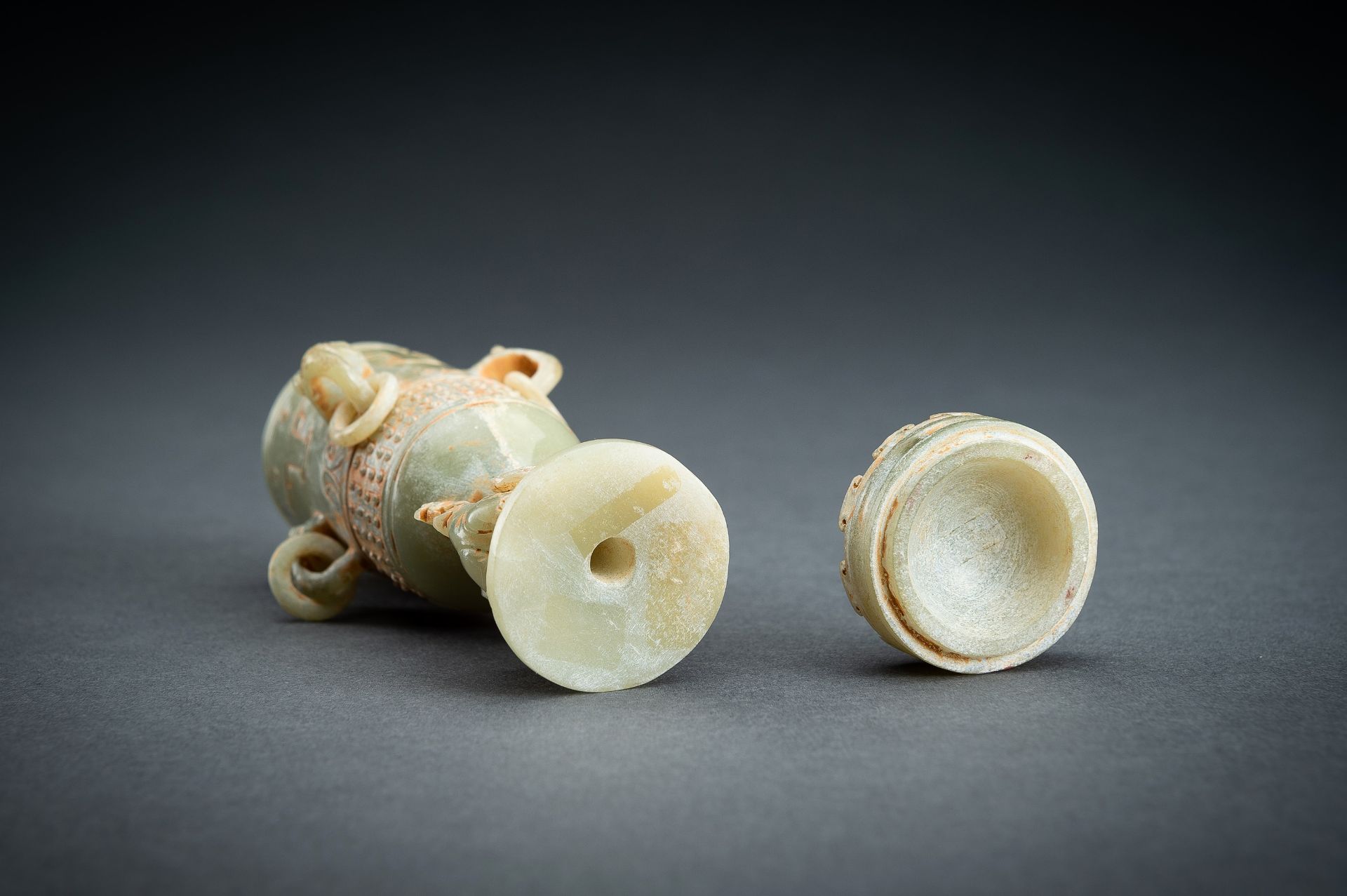 A SMALL ARCHAISTIC CELADON JADE VASE AND COVER - Image 18 of 18