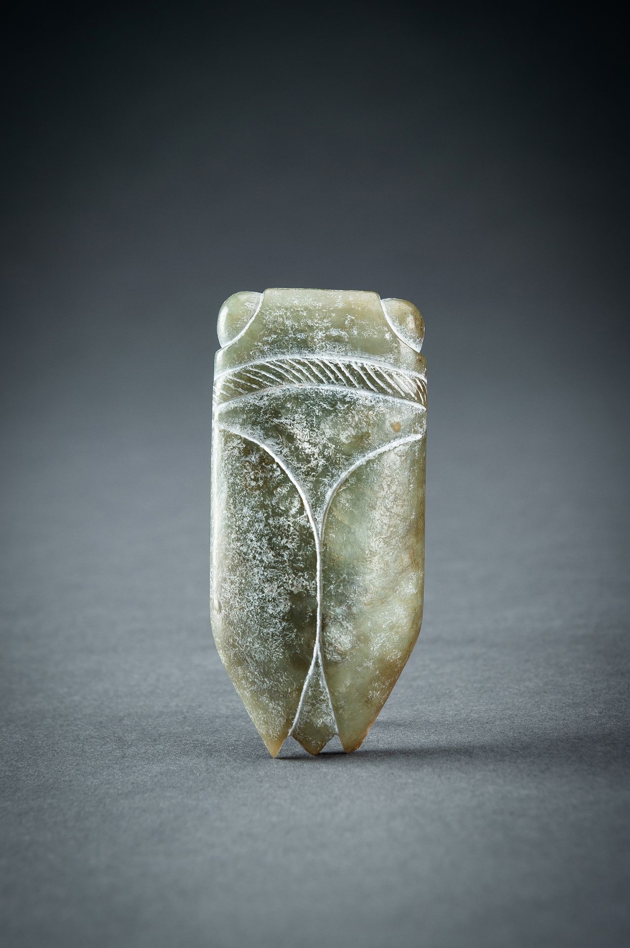 AN ARCHAISTIC GREEN JADE PENDANT OF A CICADA - Image 4 of 20