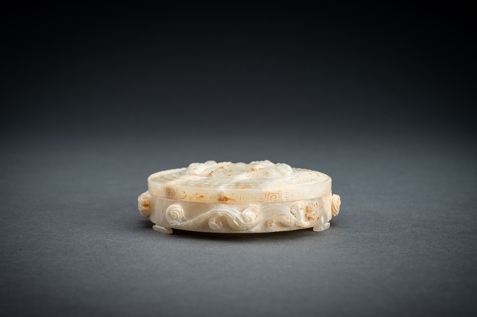 AN ARCHAISTIC PALE CELADON JADE 'CHILONG' BOX AND COVER - Image 8 of 16